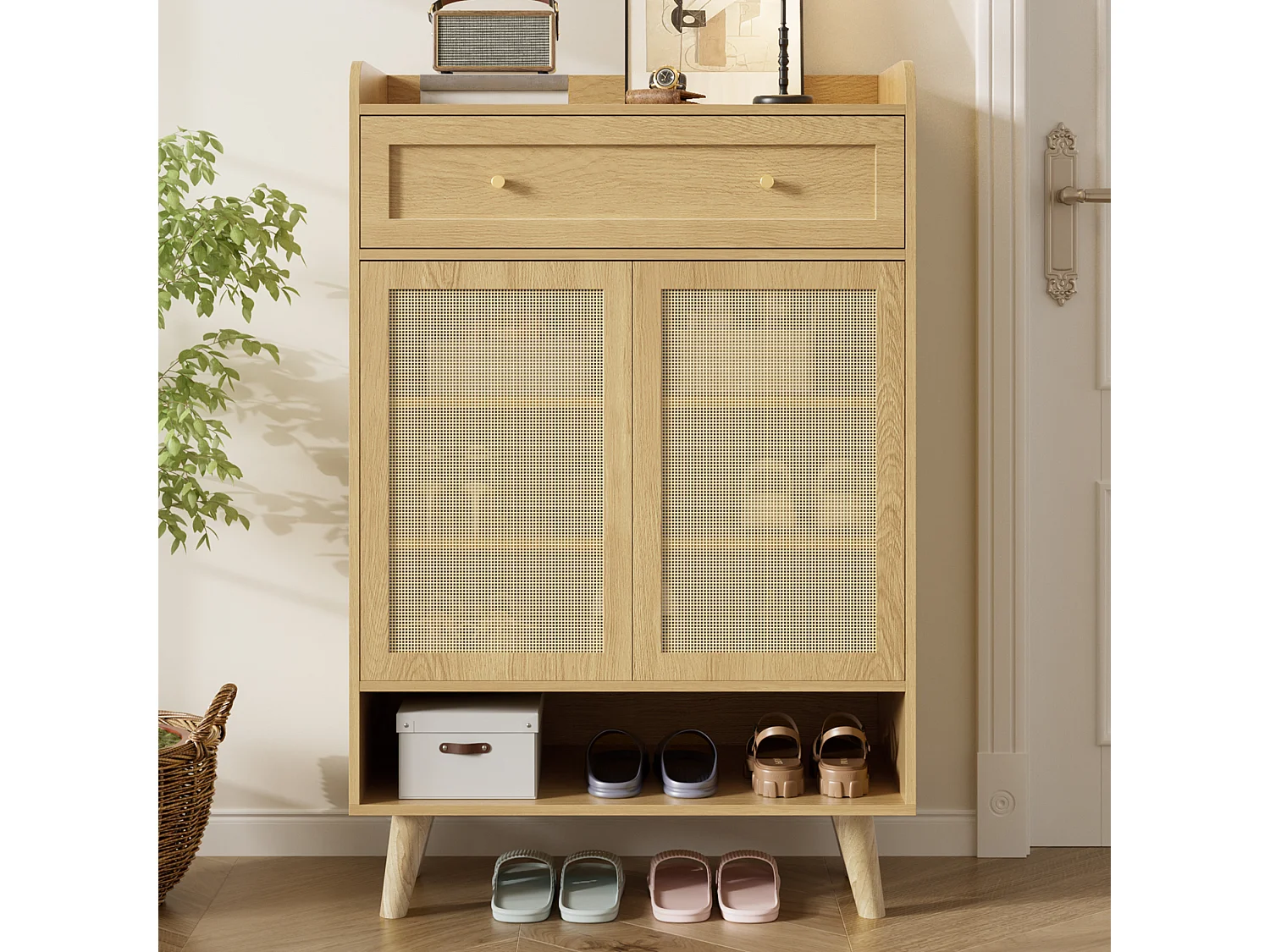 Sapateira em rattan com 2 portas e 1 gaveta – Tom natural claro 80 × 35 × 105 cm
