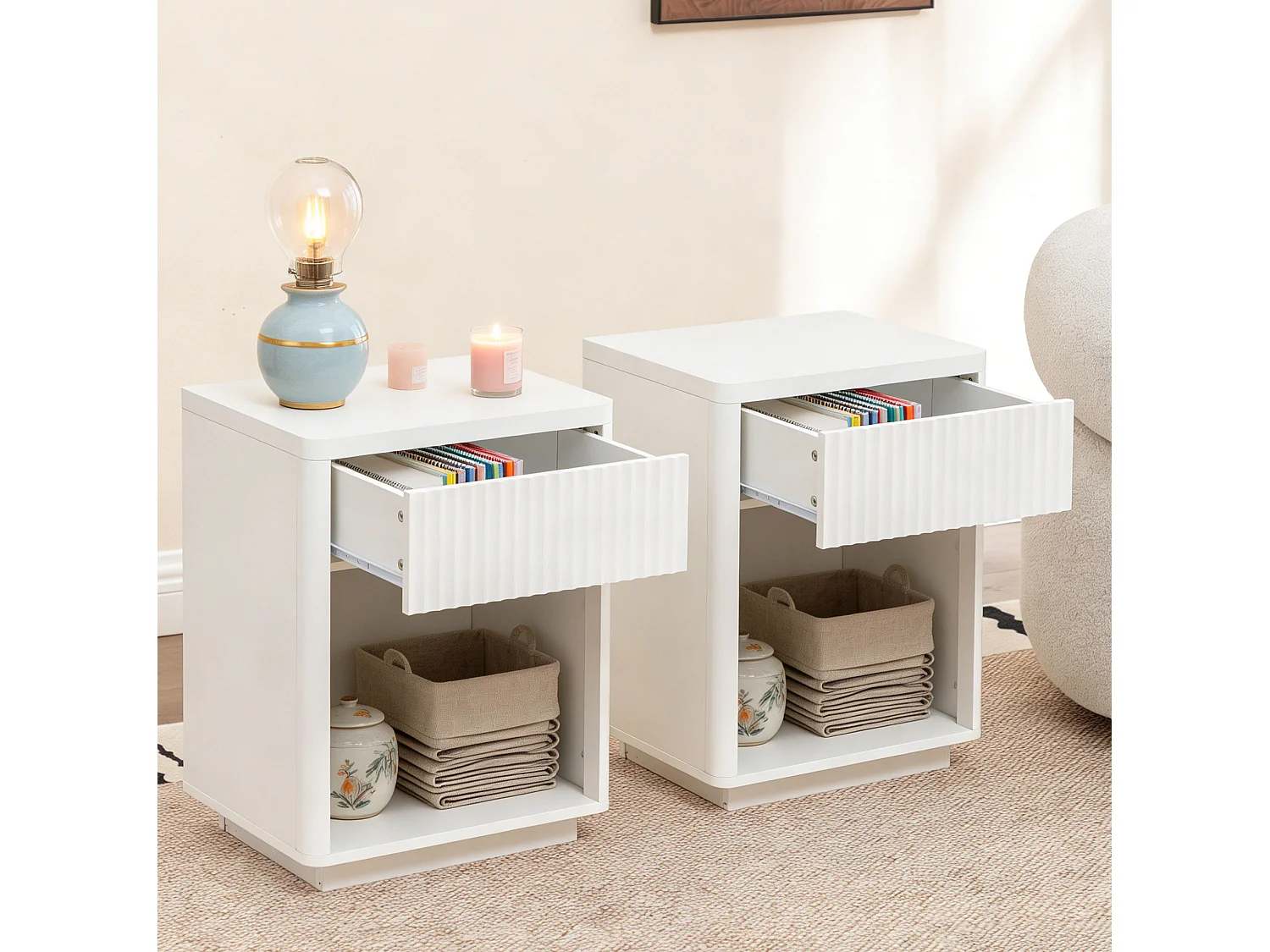 Set med 2 vita sängbord (55 x 40 x 63,5 cm) med en låda och ett öppet fack.