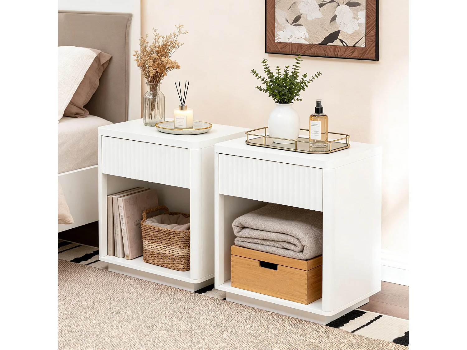 Set med 2 vita sängbord (55 x 40 x 63,5 cm) med en låda och ett öppet fack.