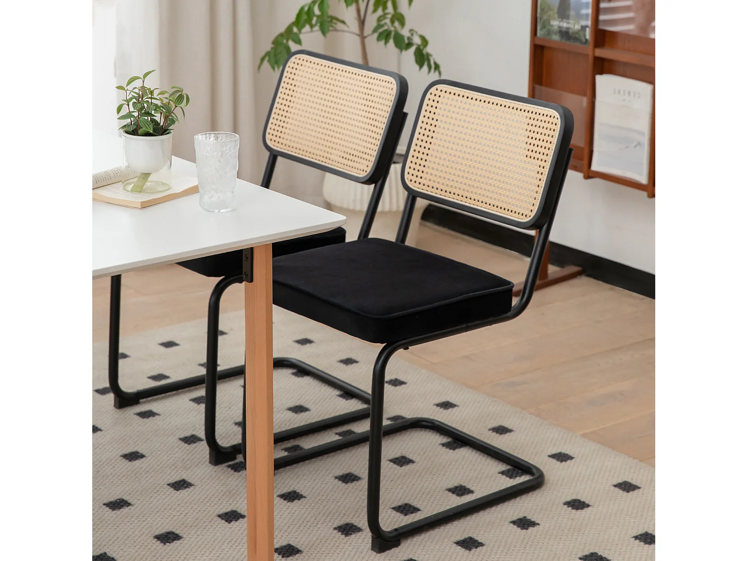 Lot de 2 chaises de salle à manger en rotin et velours - Pieds chromés - Noir