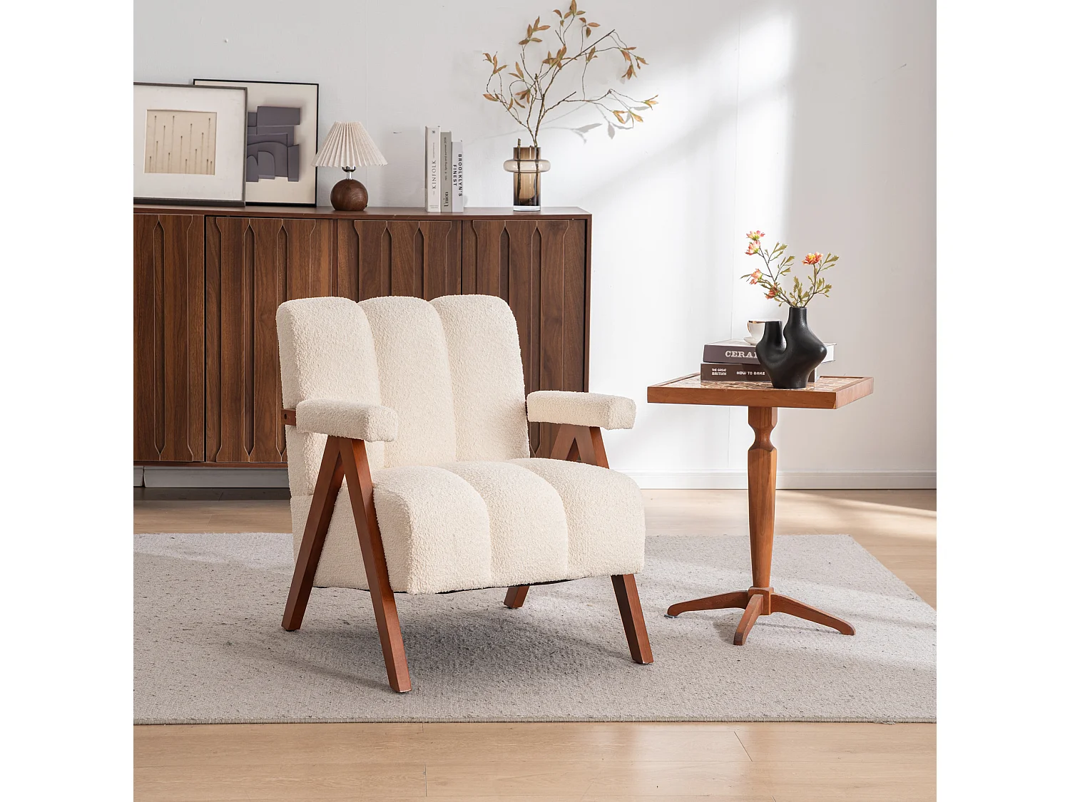Fauteuil en tissu bouclé avec accoudoirs - Cadre en bois - Beige