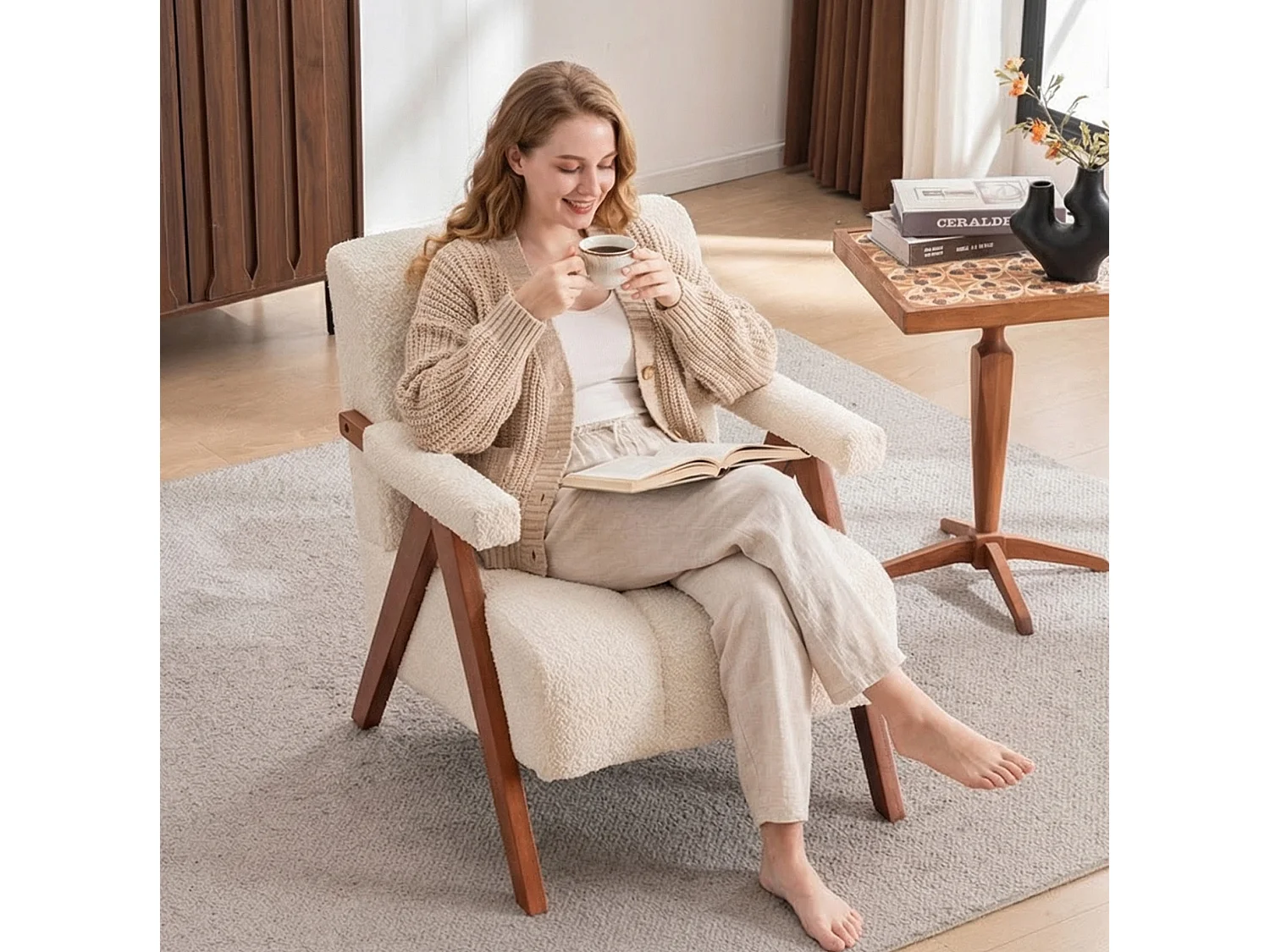 Fauteuil en tissu bouclé avec accoudoirs - Cadre en bois - Beige