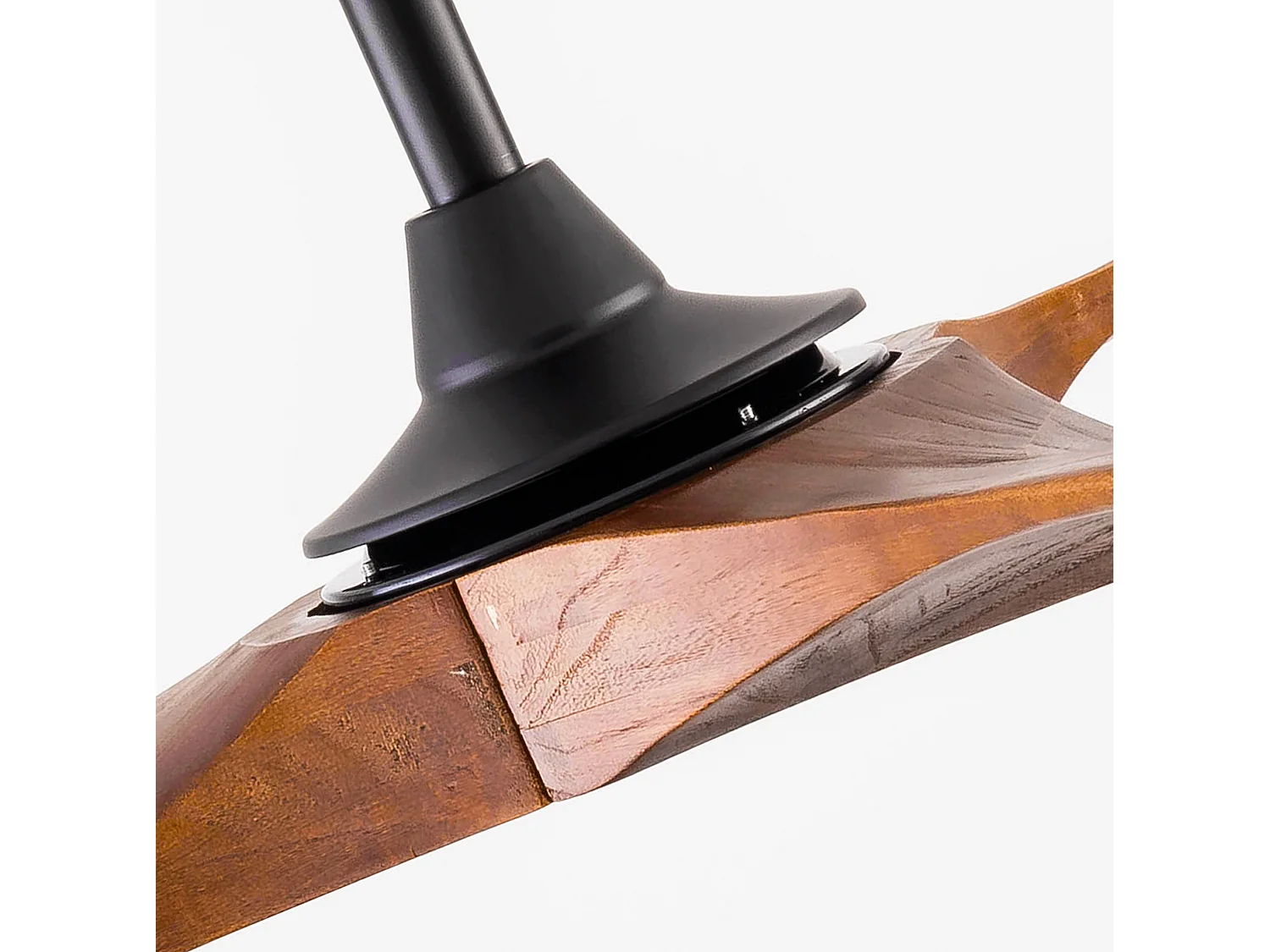 6-växlad takfläkt - Glödlampa ingår ej, tyst drift, timerfunktion - Mörk naturfärg och svart