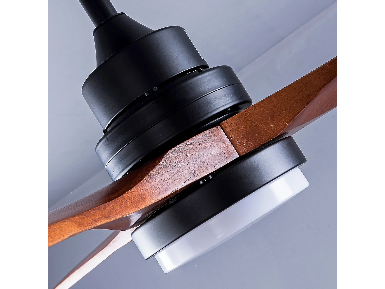 Ventilador de techo de 107 cm con luz, incluye mando a distancia de 6 velocidades y función reversible.