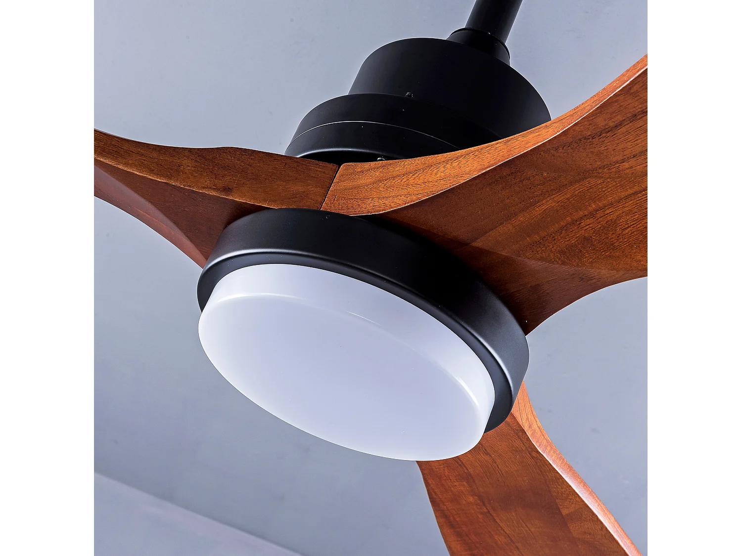 Ventilador de techo de 107 cm con luz, incluye mando a distancia de 6 velocidades y función reversible.