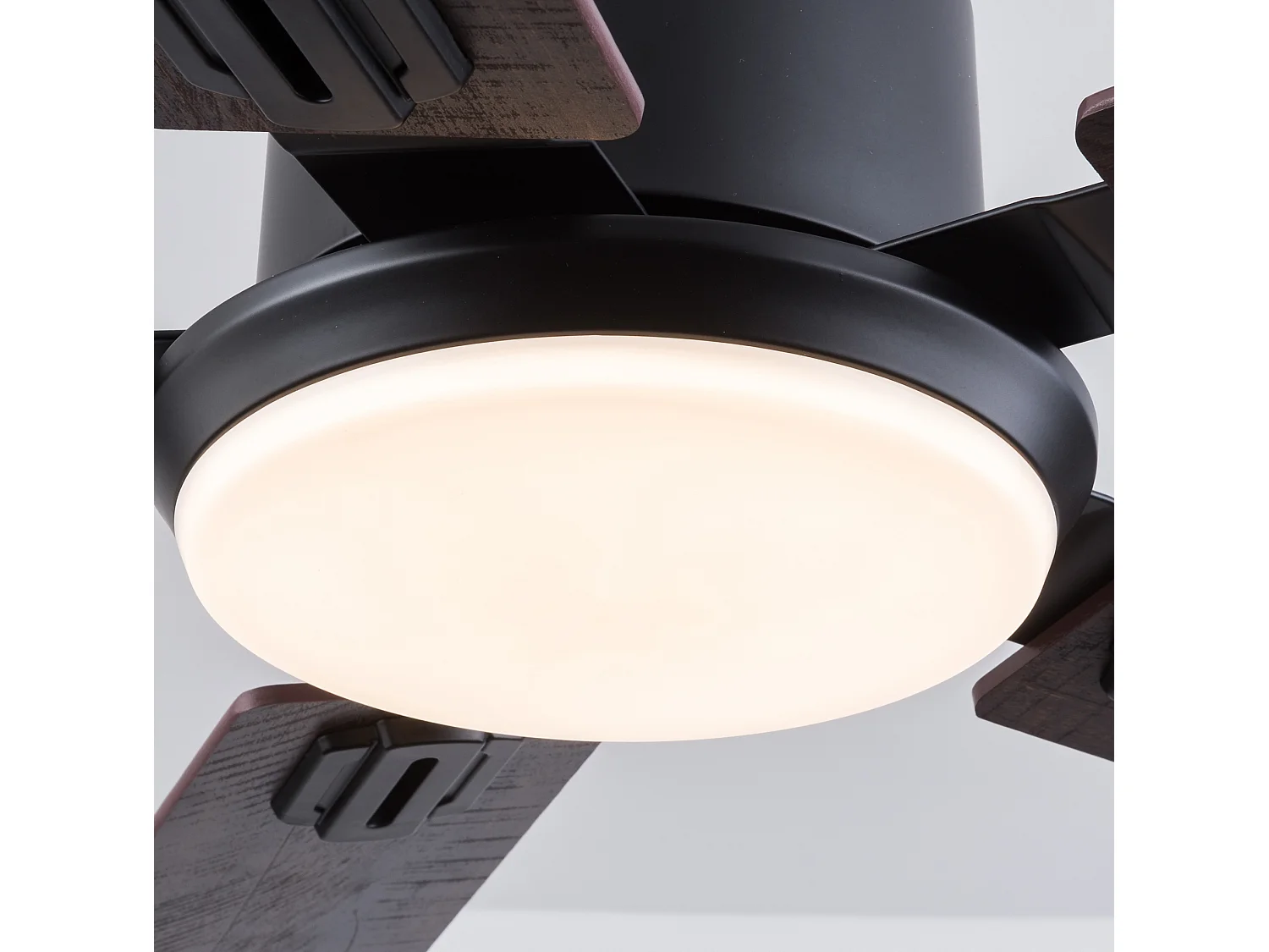 Ventilateur de plafond noir de 132 cm avec lumière et télécommande et 6 vitesses