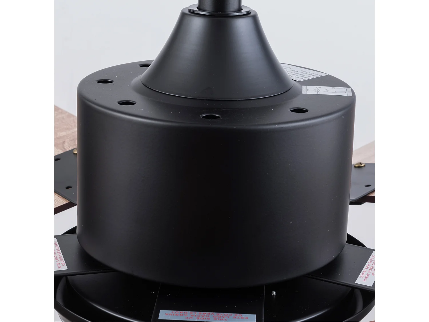 Ventilateur de plafond noir de 132 cm avec lumière et télécommande et 6 vitesses
