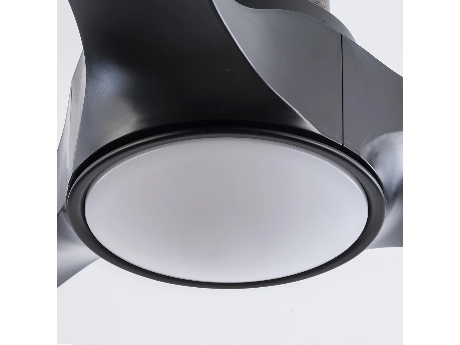 Plafondventilator van 132 cm met verlichting, 6 snelheden en timerfunctie - Zwart