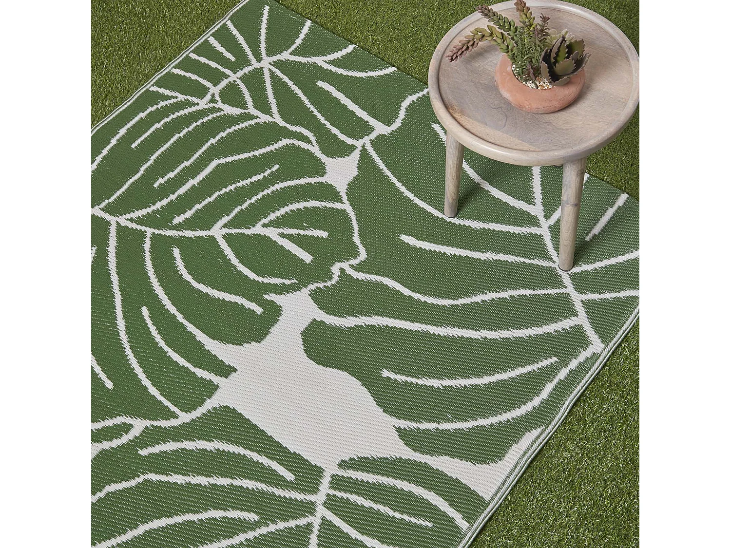 Homescapes Luxury Outdoor Rug Waterproof Reversible for Garden, 150 x 240 cm, Green & White, Recycled, Ada Botanical