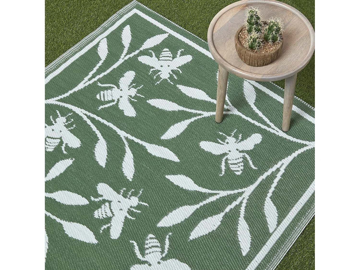 Homescapes Luxury Outdoor Rug Waterproof Reversible for Garden, 182 x 122 cm, Green, 100% Recycled, Floral Bumble Bee