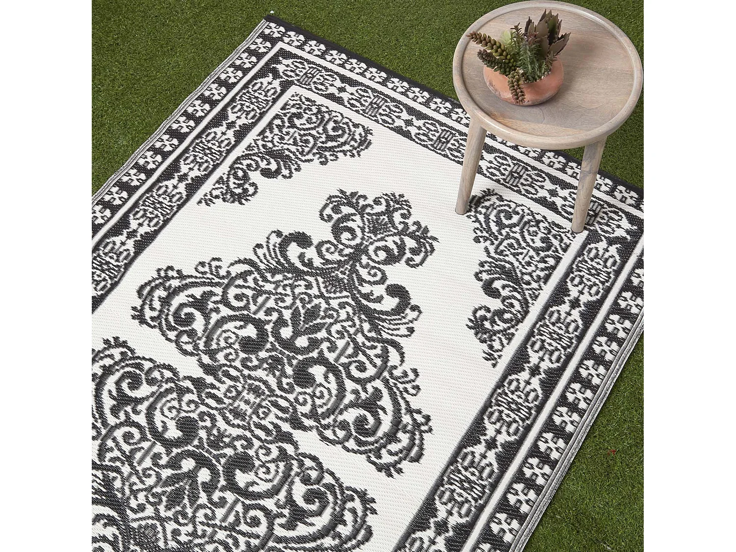 Homescapes Luxury Outdoor Rug Waterproof Reversible for Garden Patio, 120 x 186 cm, Black & White, 100% Recycled, Motif