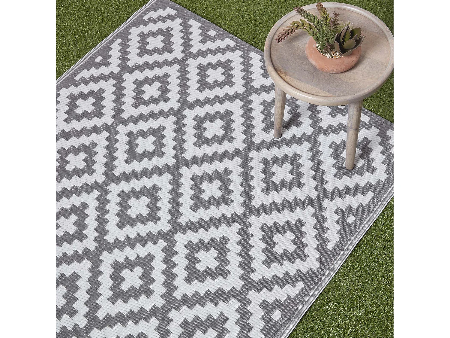 Homescapes Luxury Outdoor Rug Waterproof Reversible for Garden, 150 x 240 cm, Grey & White, 100% Recycled, Zoe Geometric