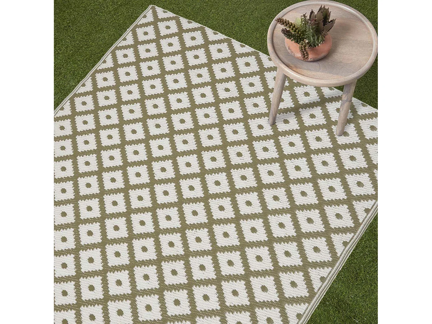 Homescapes Luxury Outdoor Rug Runner Waterproof Reversible for Garden, 75 x 200 cm, Olive Green, Recycled, May Geometric