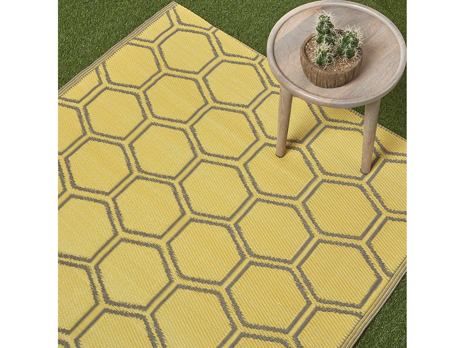 Homescapes Luxury Outdoor Rug Waterproof Reversible for Garden Patio, 182 x 122 cm, Yellow, 100% Recycled, Honeycomb