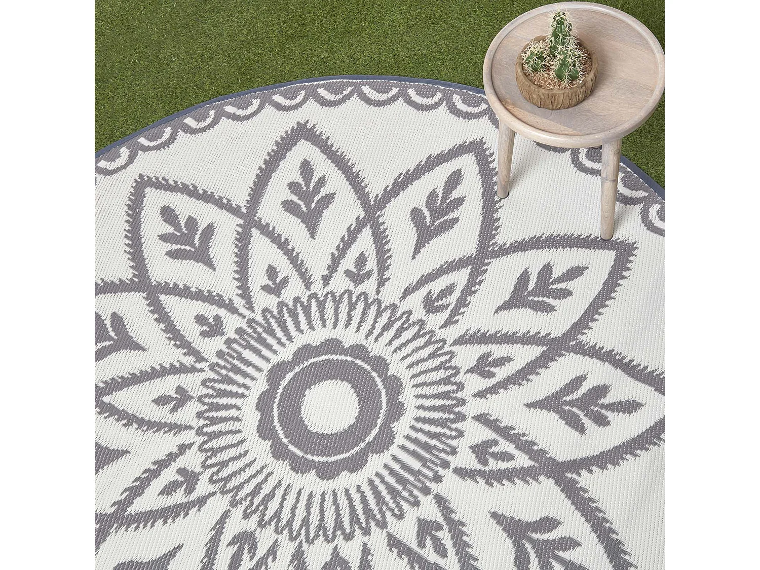 Homescapes Luxury Round Outdoor Rug Waterproof Reversible for Garden Patio, 180 cm, White & Grey, 100% Recycled, Henna