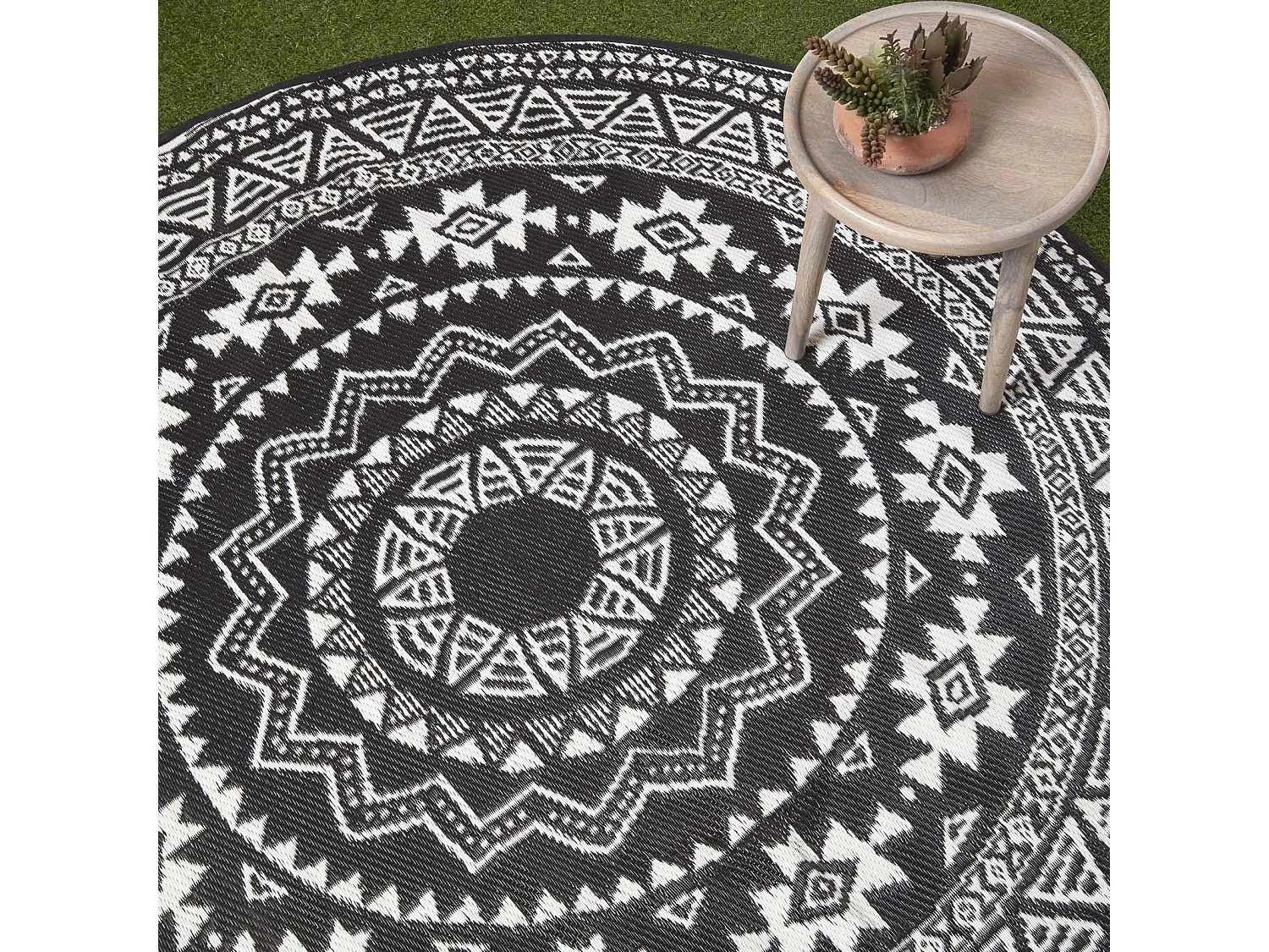 Homescapes Luxury Outdoor Rug Waterproof Reversible Round for Garden Patio, 180 cm, Black & White, 100% Recycled, Motif