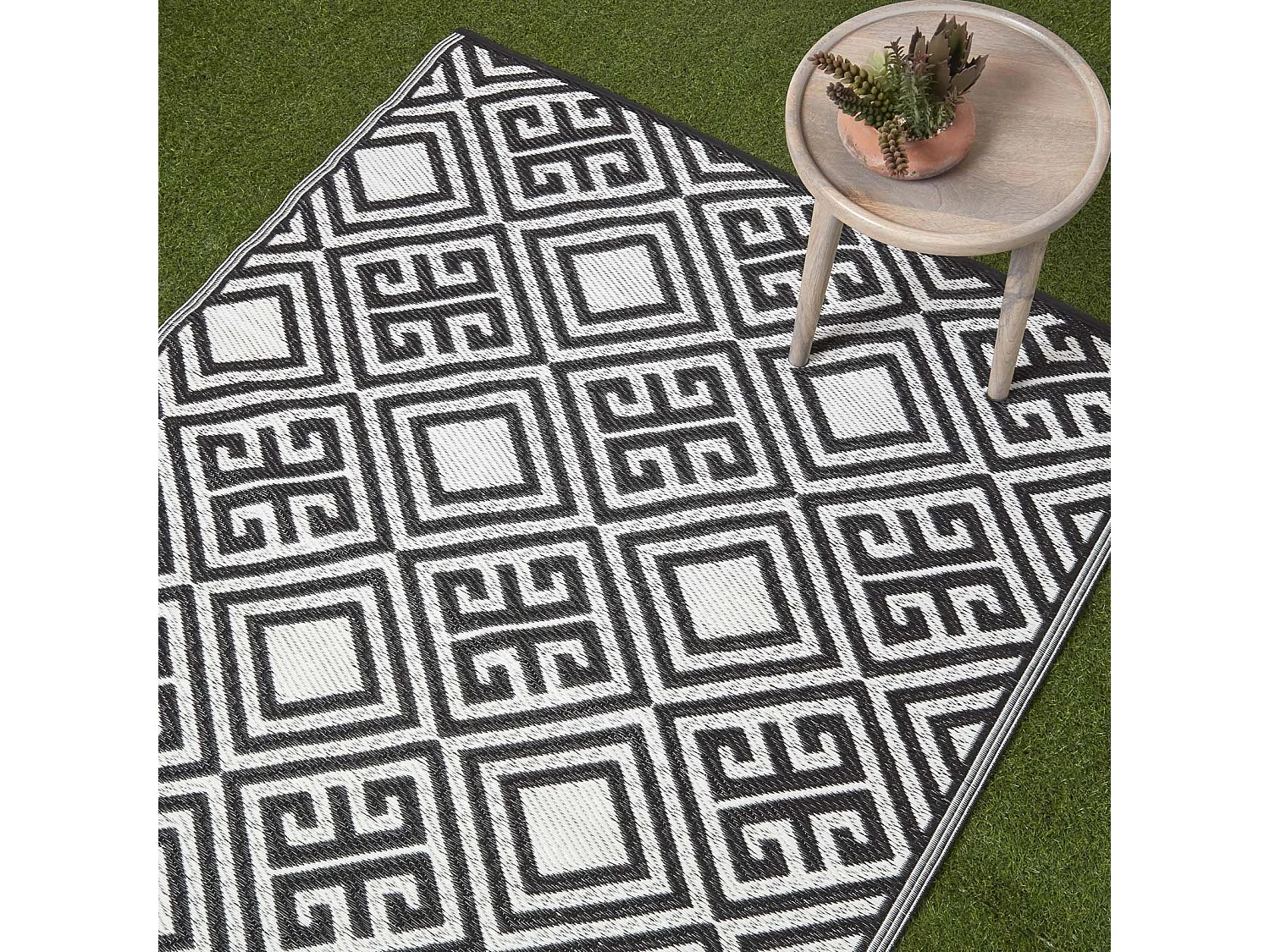 Homescapes Luxury Outdoor Rug Waterproof Reversible for Garden, 120 x 186 cm, Black & White, 100% Recycled, Geometric
