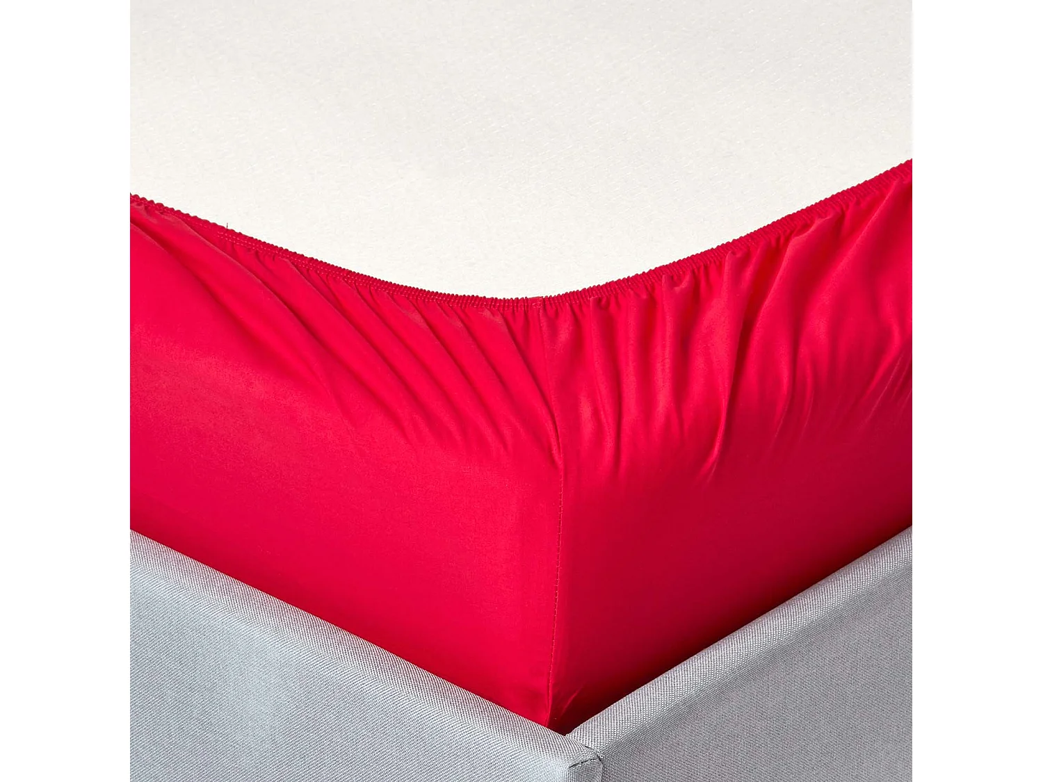 Homescapes Red Egyptian Cotton Fitted Sheet 200 TC, Small Double