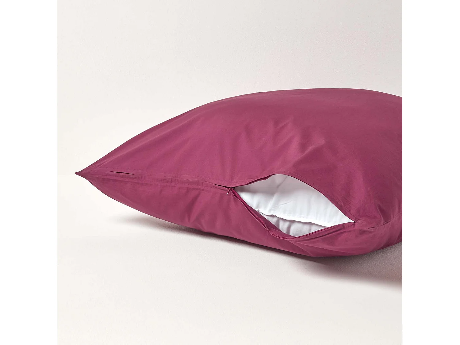 Homescapes Plum Continental Egyptian Cotton Pillowcase 200 TC, 80 x 80 cm