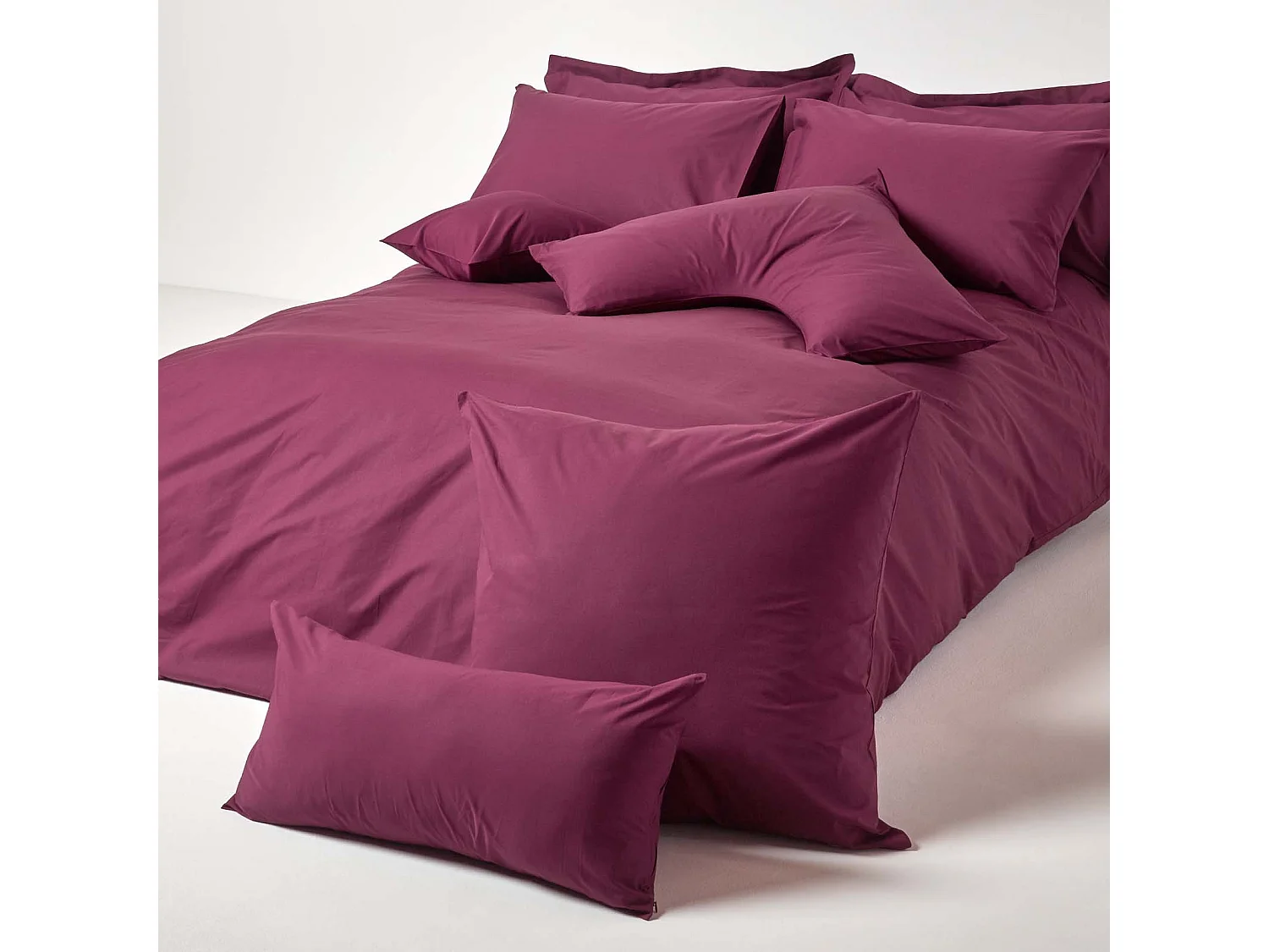 Homescapes Plum Continental Egyptian Cotton Pillowcase 200 TC, 80 x 80 cm