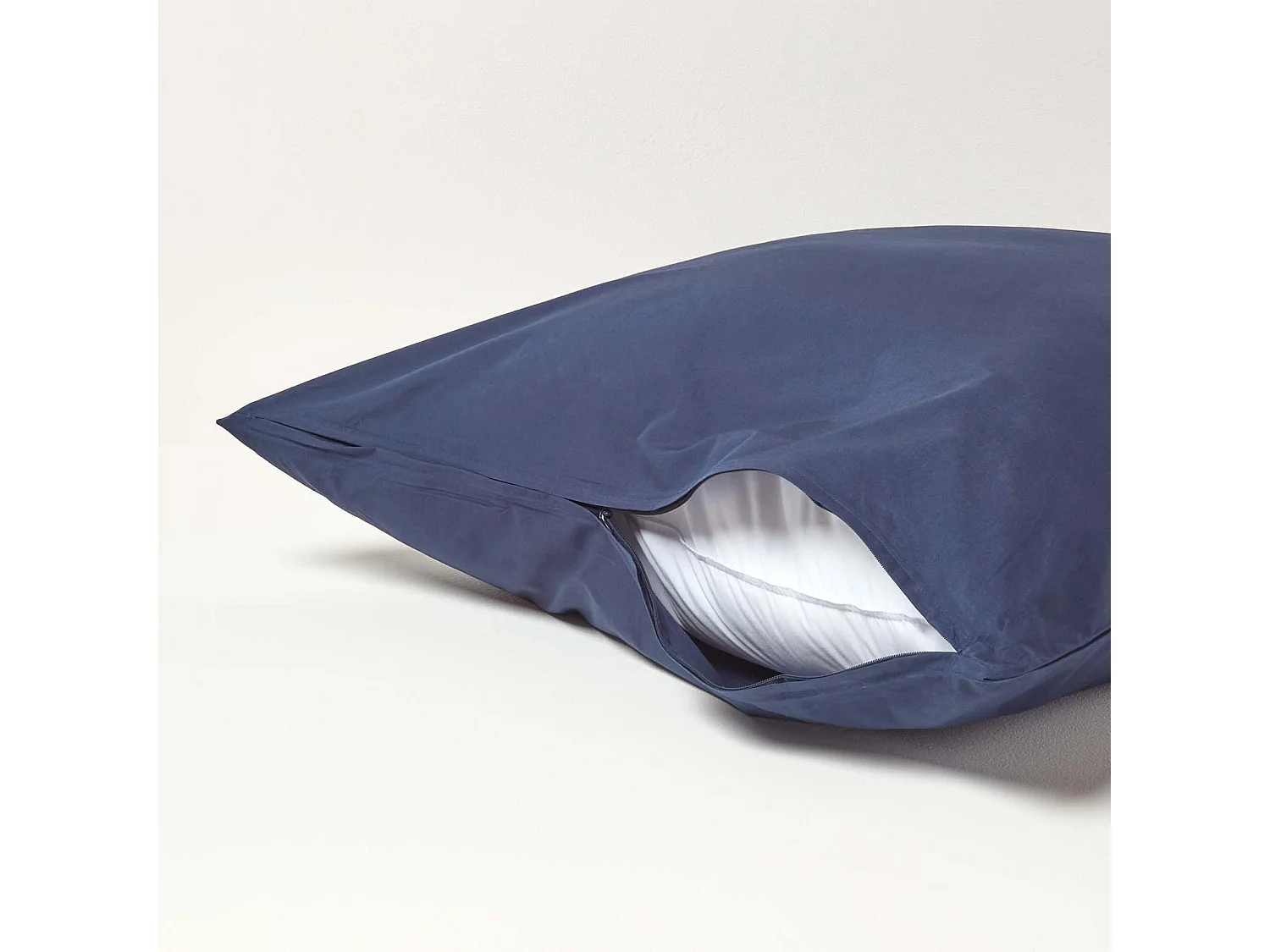 Homescapes Navy Blue Continental Egyptian Cotton Pillowcase 200 TC, 60 x 60 cm