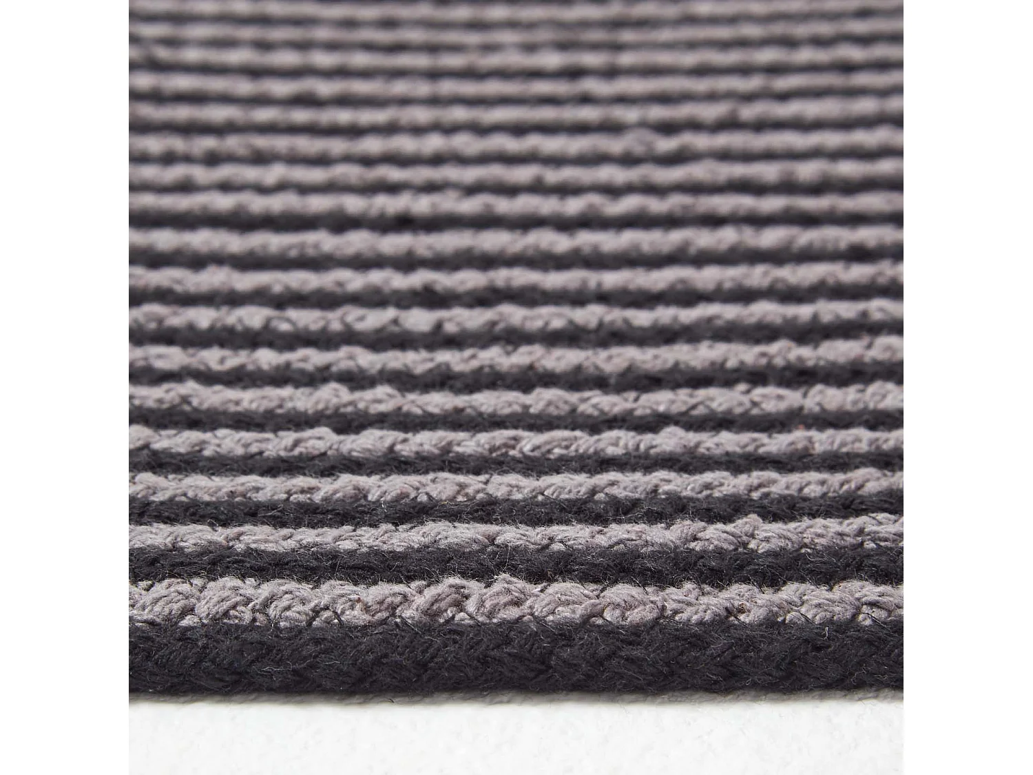 Homescapes Grey and Black Handmade Woven Spiral Braided Rug, 120 cm Round