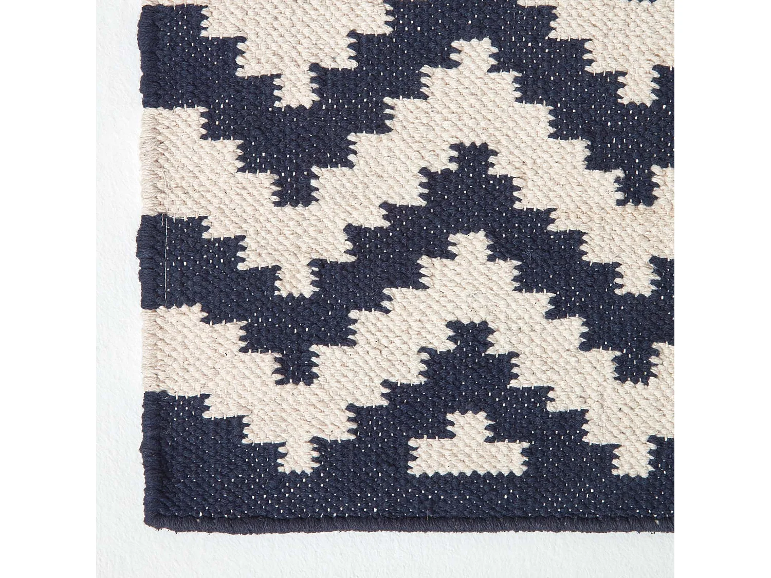 Homescapes Casablanca Handwoven Zig Zag Pattern Dark Blue and White 100% Cotton Kilim Rug, 90 x 150 cm