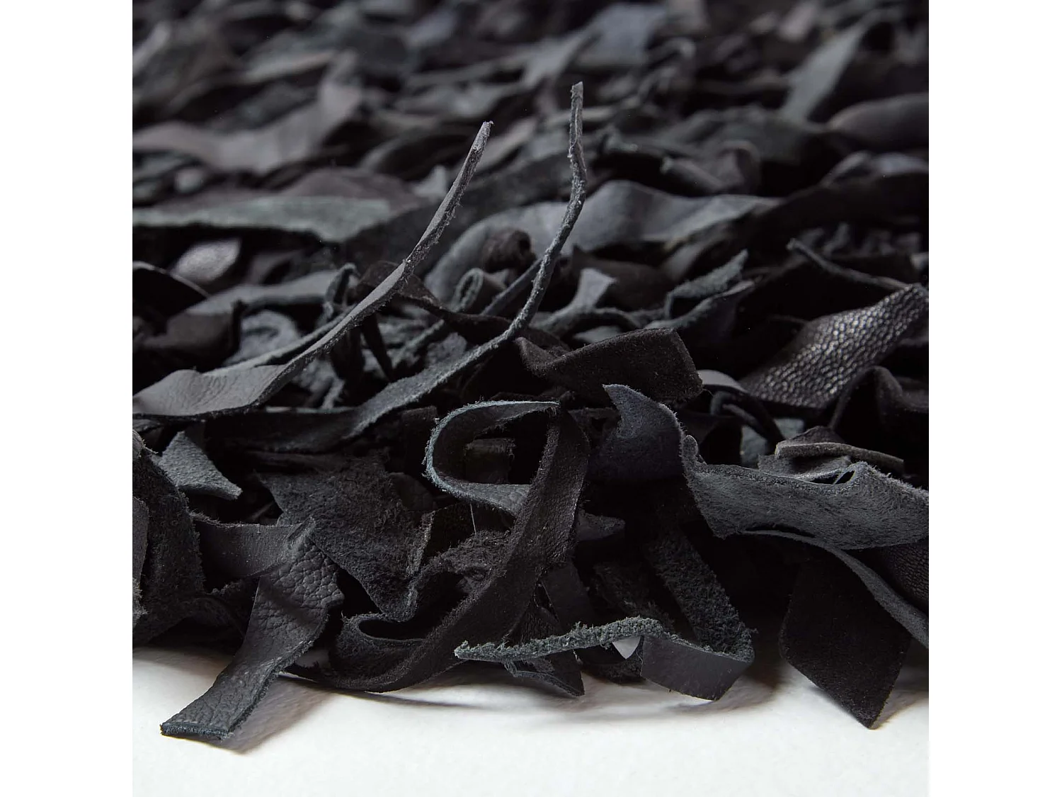 Homescapes Dallas Leather Shaggy Rug Black, 90 x 150 cm