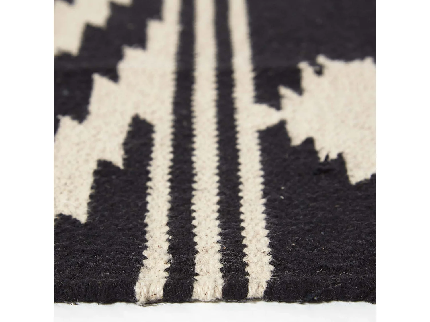 Homescapes Dinan Black & White Kilim Cotton Rug 240 x 300 cm