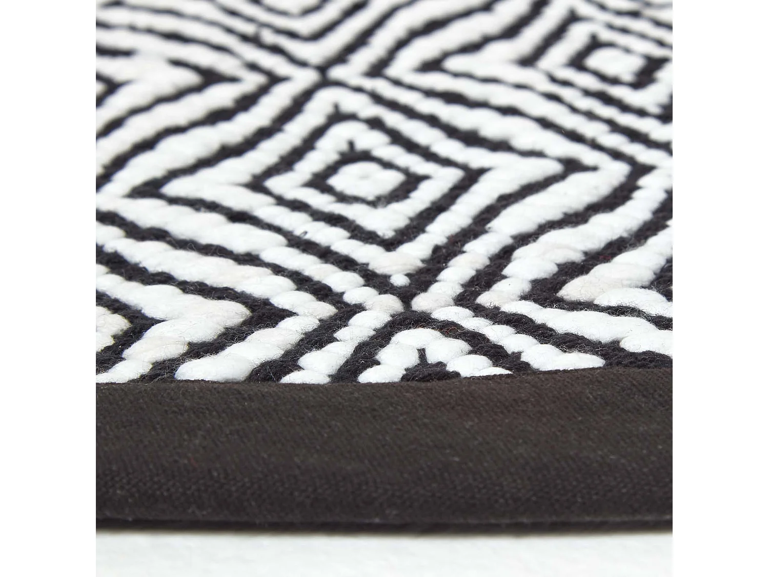 Homescapes Trance Black and White Diamond Pattern Recycled Fibre Rug, 150 cm Round