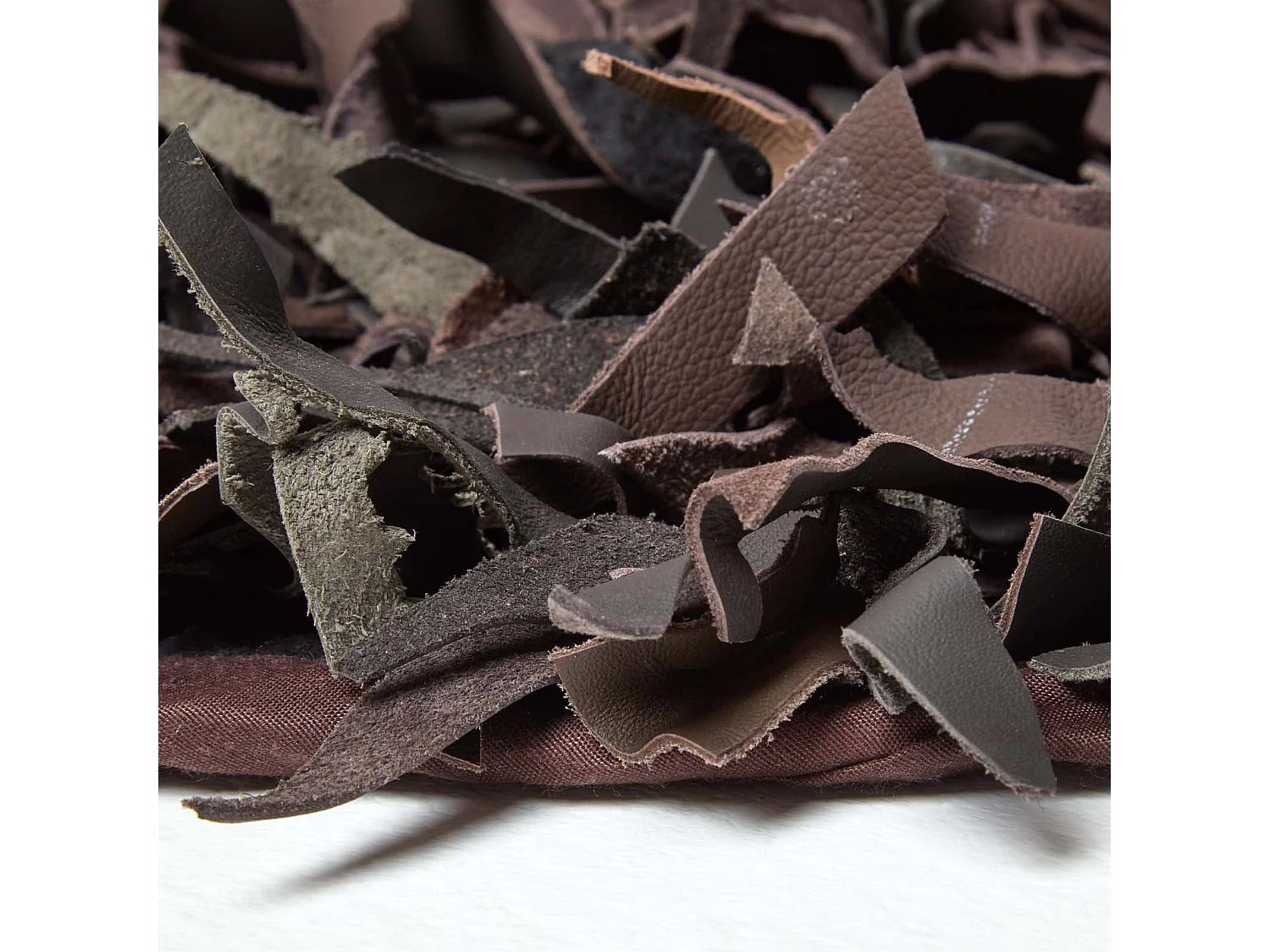 Homescapes Dallas Leather Shaggy Rug Chocolate, 150 cm Round