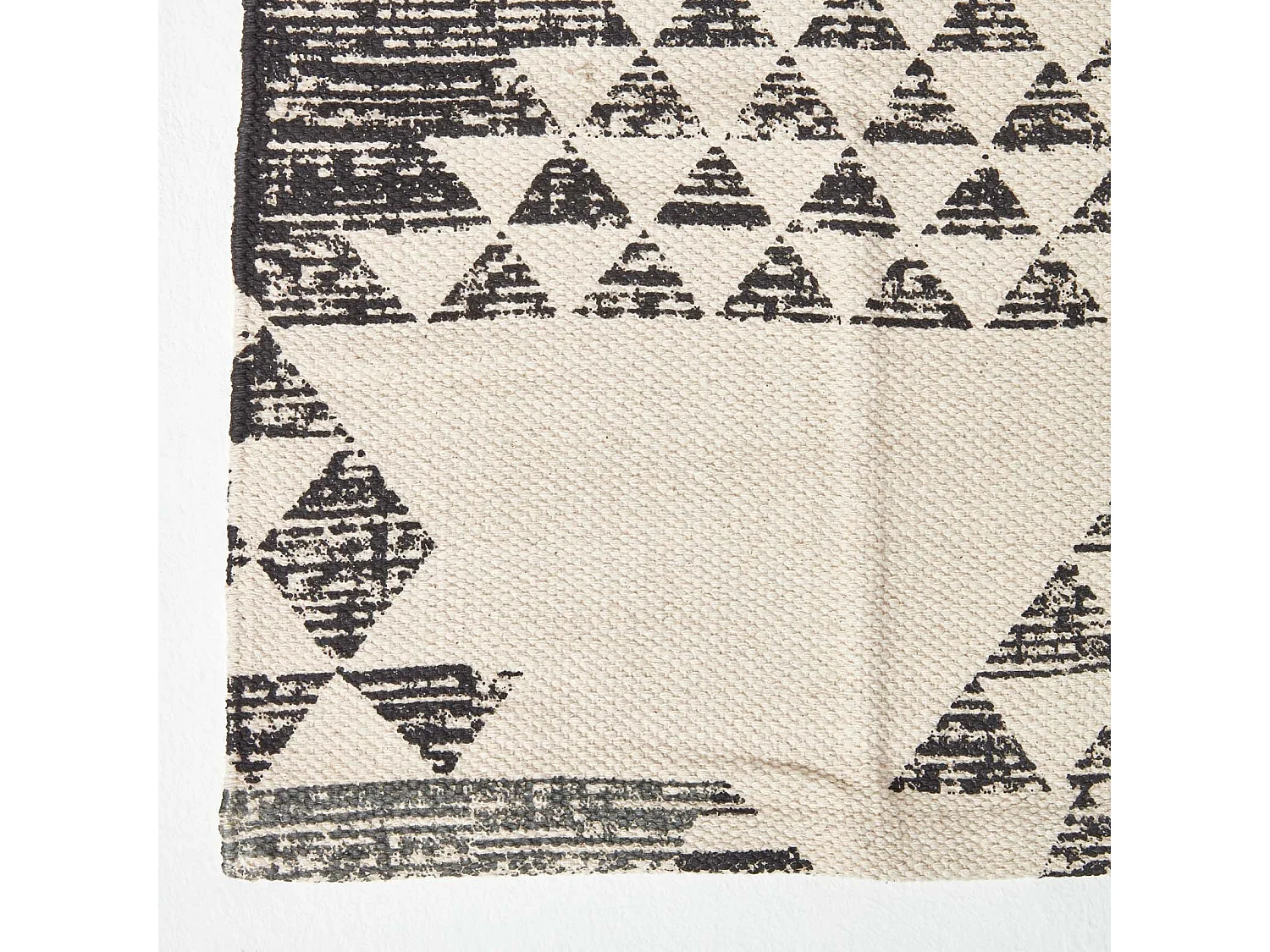 Homescapes Delphi Black and White Geometric Style 100% Cotton Printed Rug, 120 x 170 cm