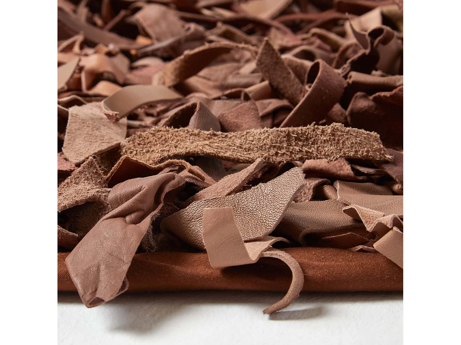 Homescapes Dallas Leather Shaggy Rug Brown, 150 cm Round