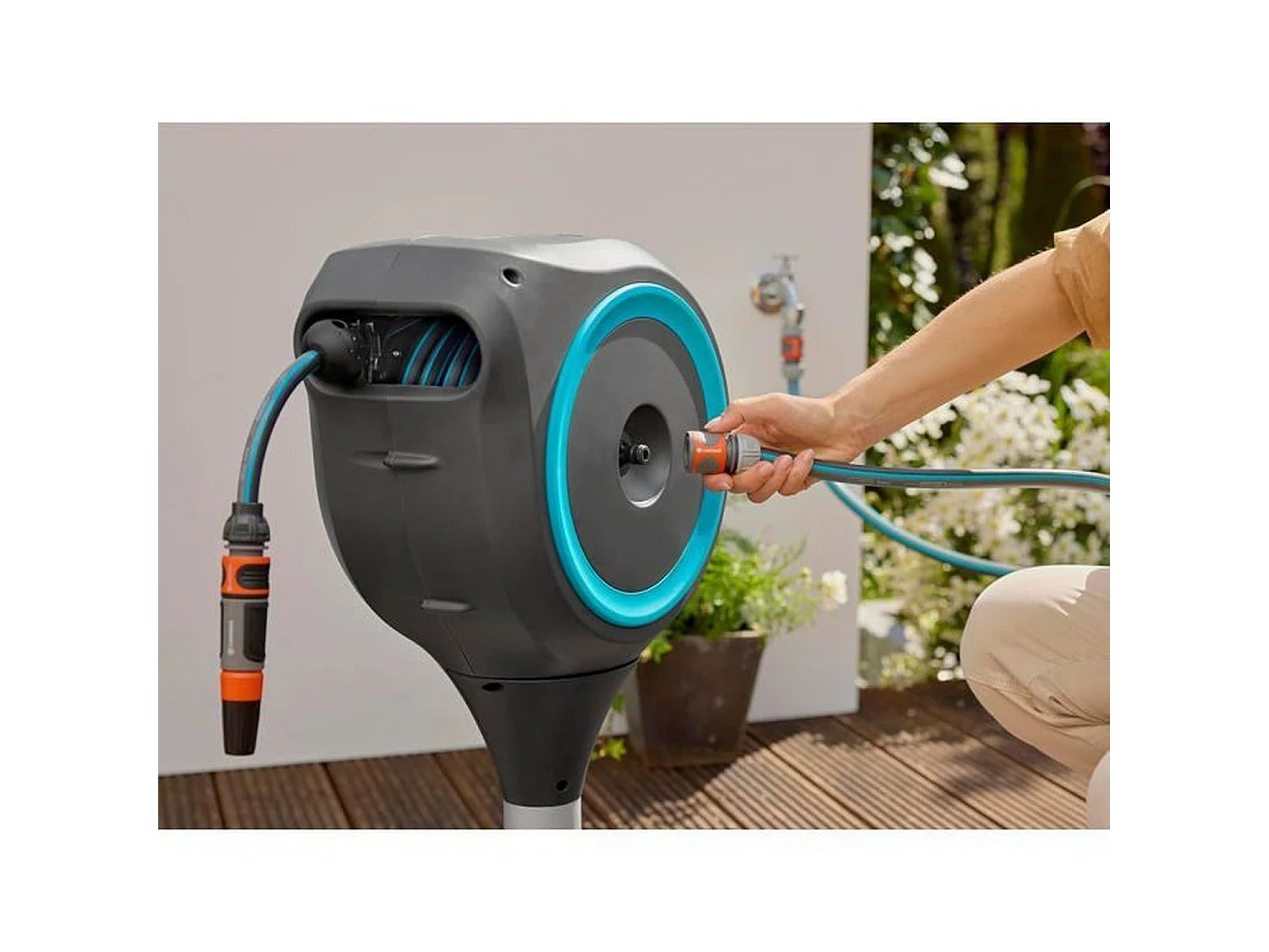 GARDENA RollUp S Automatische Slanghaspel voor Terras - Blauw - 15m Slang - Anti-Blokkering - 360° Draaibaar