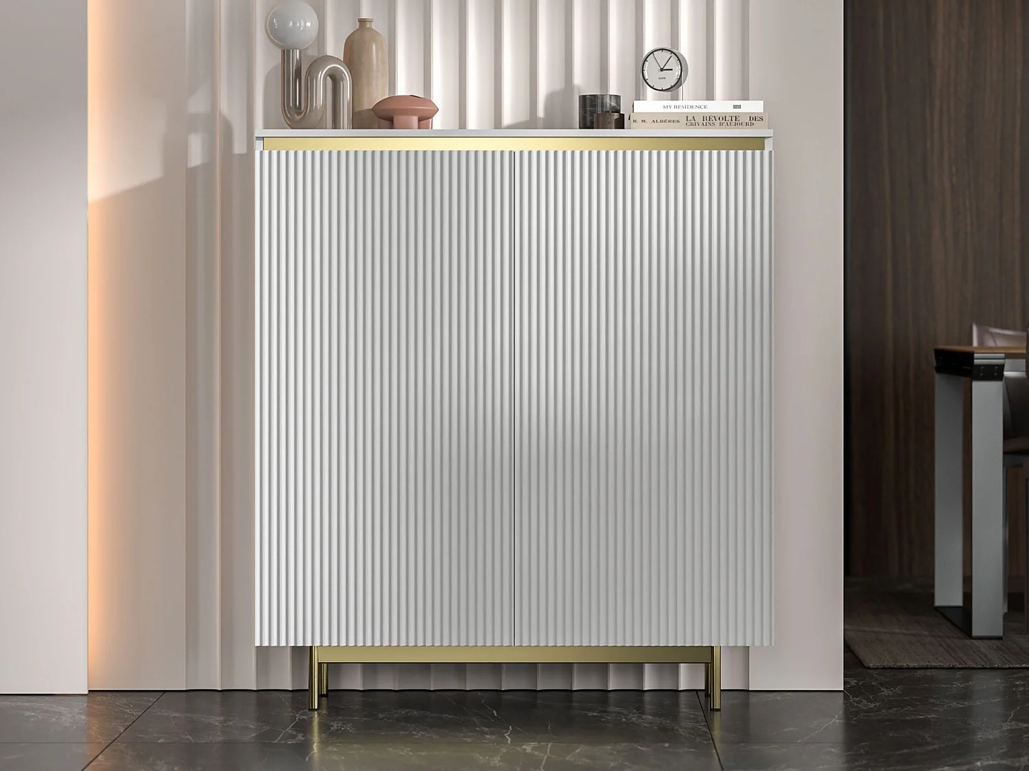 Commode à 2 portes – corps blanc mat, façades rainurées blanc mat – 111 cm, Cadre en métal doré
