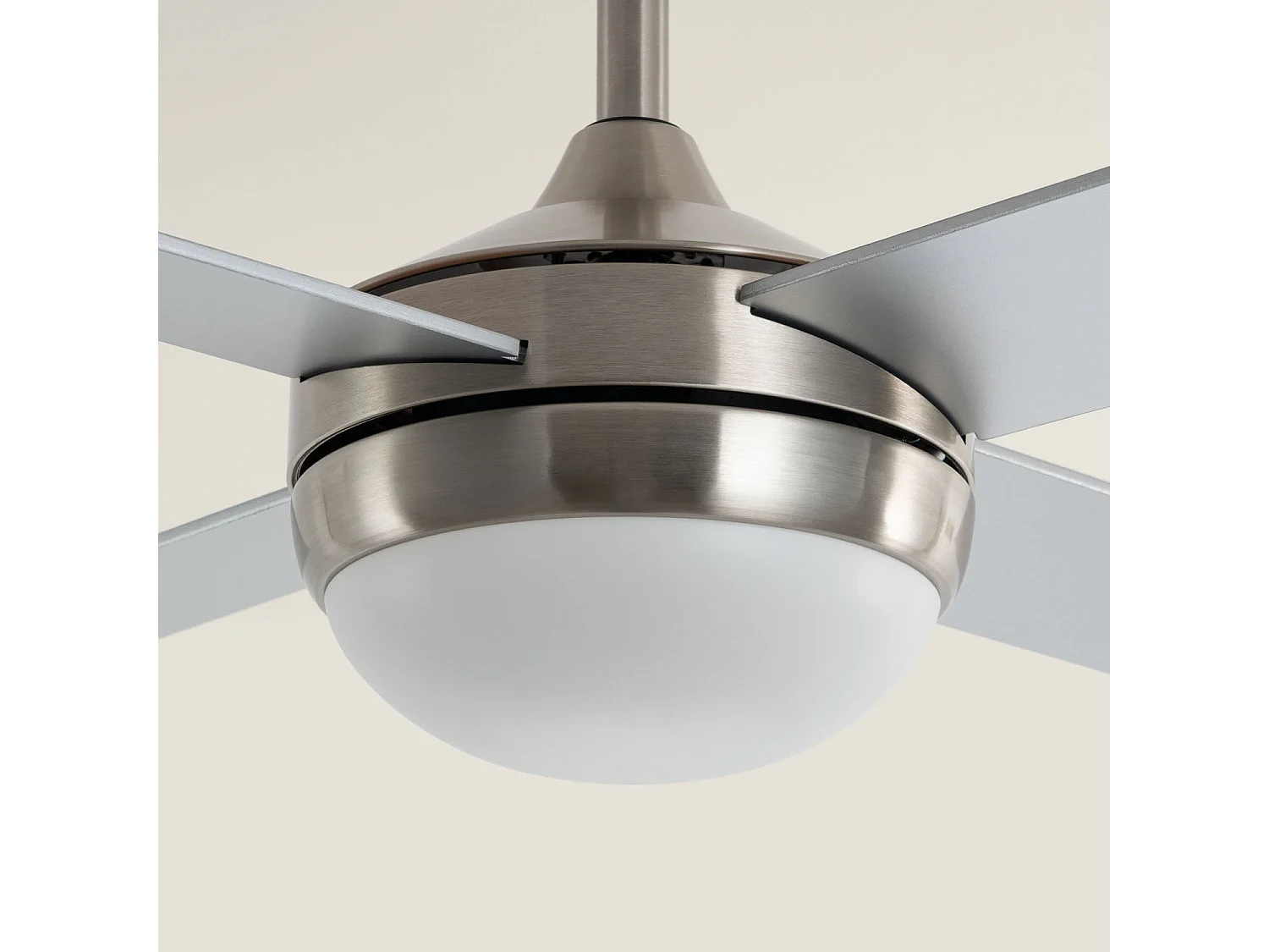 Ventilateur de Plafond avec Éclairage Silencieux DC Pales en Bois Navy Evo Argent Télécommande Grand (entre 20–30 m²) 132 cm Nickel