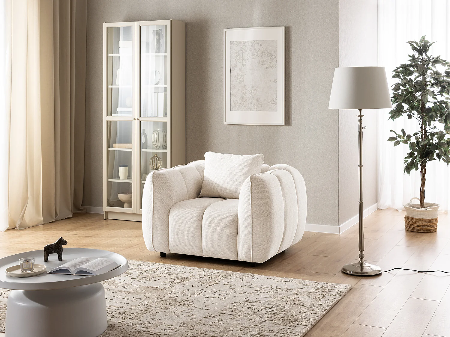 Fauteuil confortable au design moderne, avec un revêtement en tissu texturé doux et un capitonnage profond en style bubble - NUBIRA