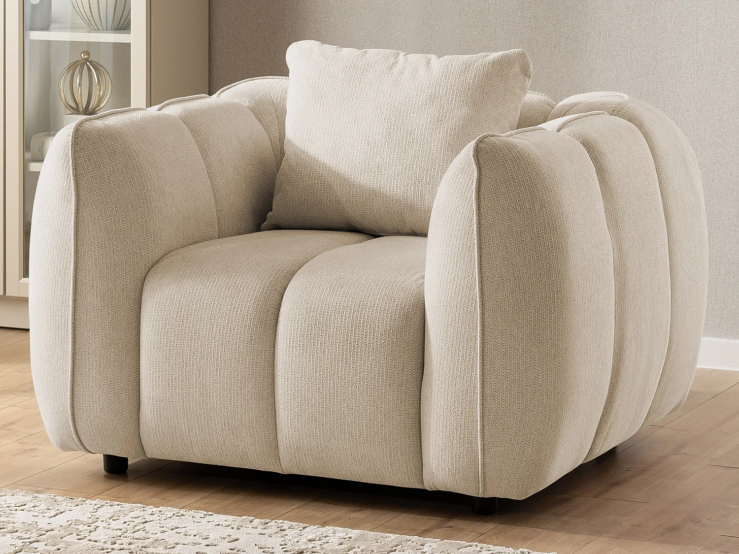 Fauteuil confortable au design moderne, avec un revêtement en tissu texturé doux et un capitonnage profond en style bubble - NUBIRA