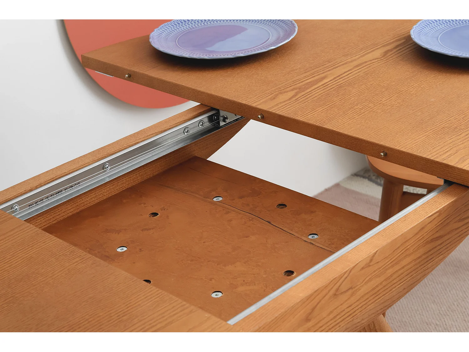 Table à manger ronde extensible 110cm 6 personnes Leaves plateau en placage de frêne teinté noyer | Pied en frêne massif teinté noyer