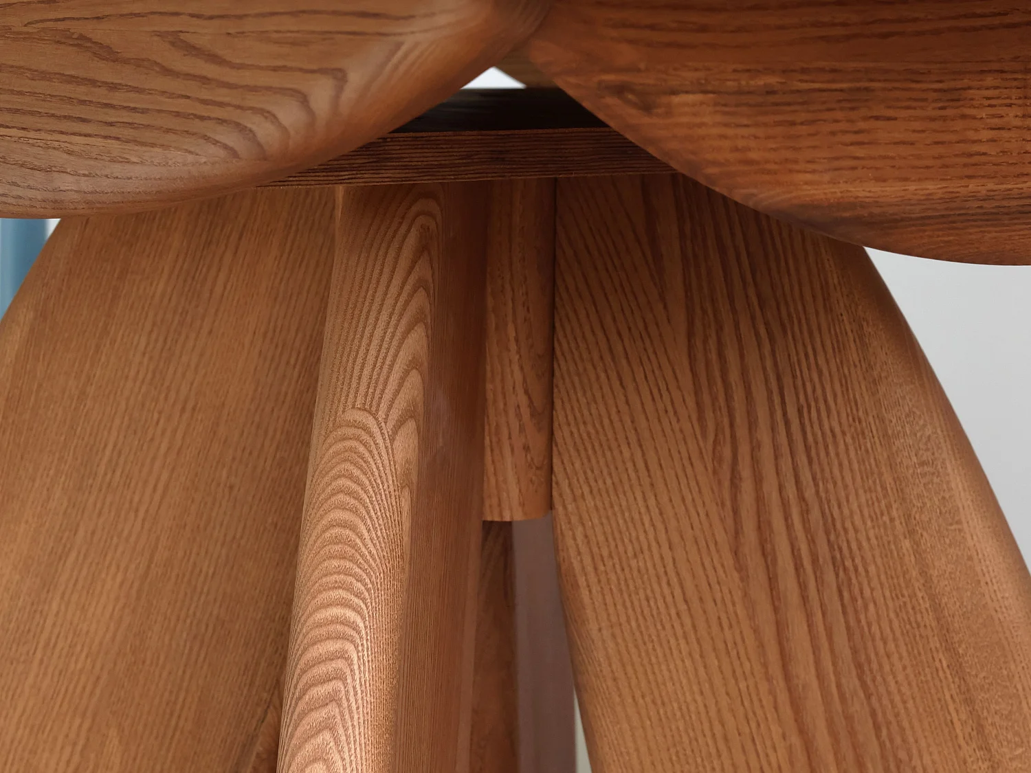 Table à manger ronde extensible 110cm 6 personnes Leaves plateau en placage de frêne teinté chêne | Pied en frêne massif teinté chêne