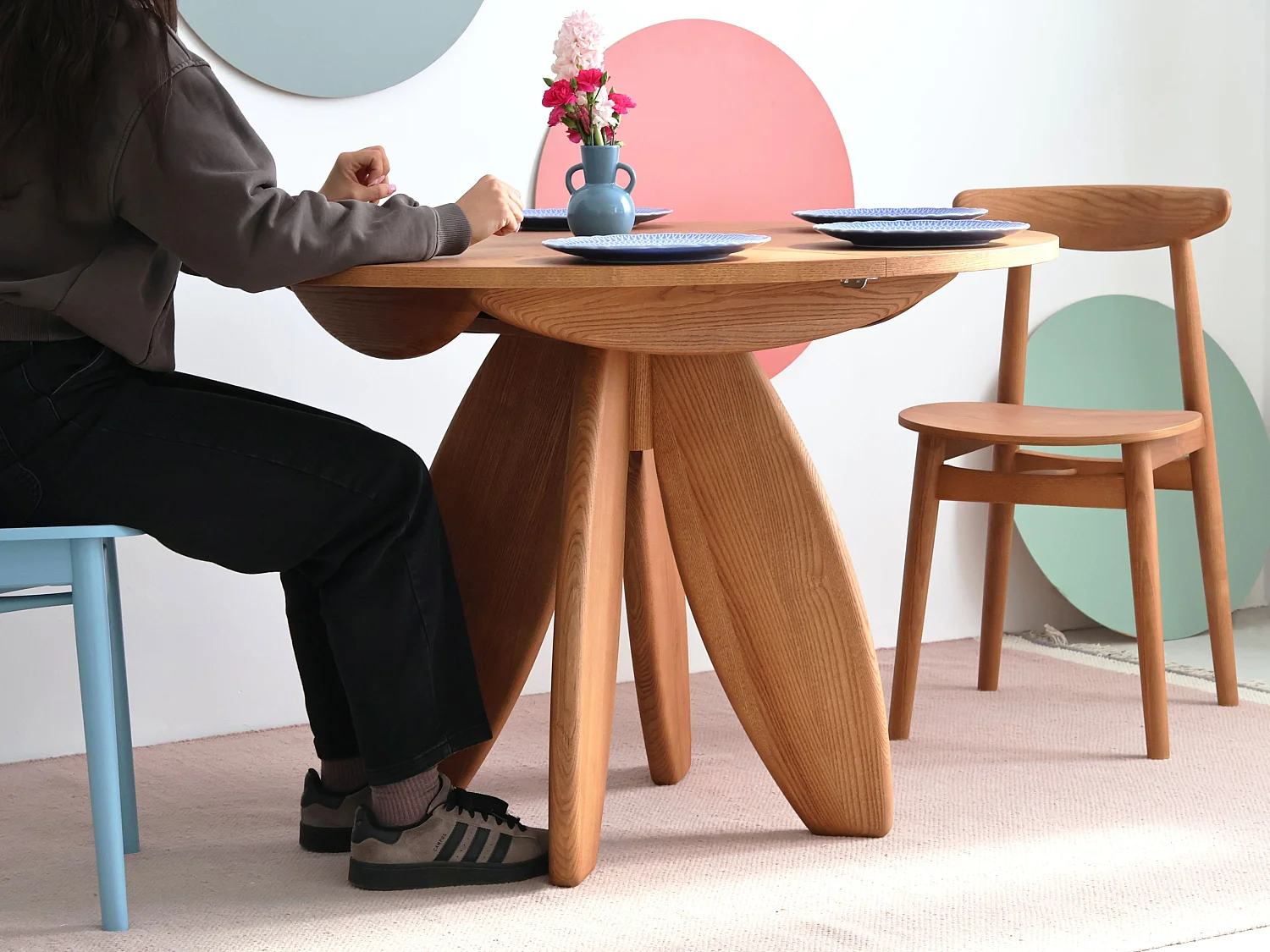 Table à manger ronde extensible 110cm 6 personnes Leaves plateau en placage de frêne teinté noir | Pied en frêne massif teinté noir