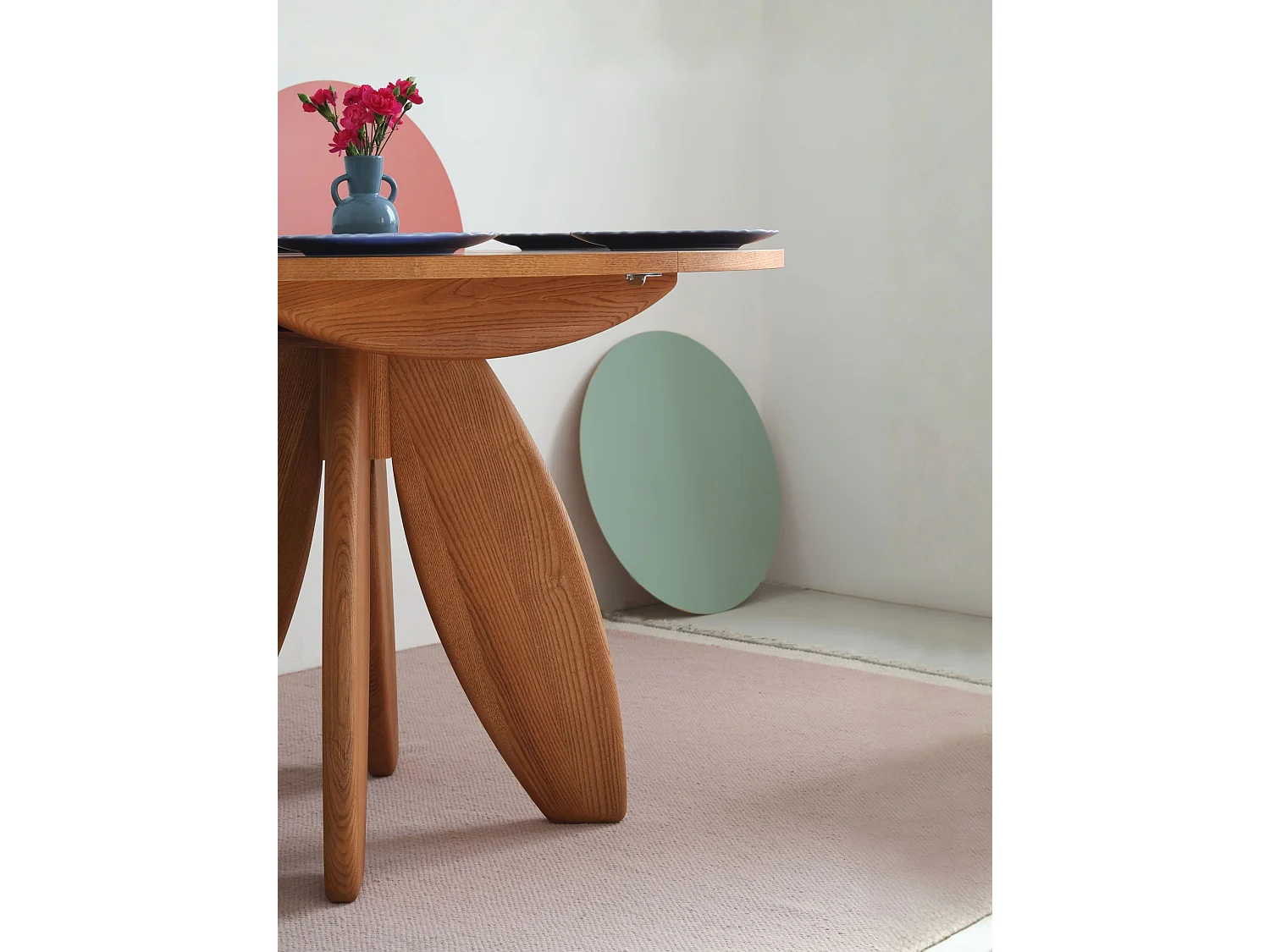 Table à manger ronde extensible 120cm 6 personnes Leaves plateau en placage de frêne teinté chêne | Pied en frêne massif teinté chêne