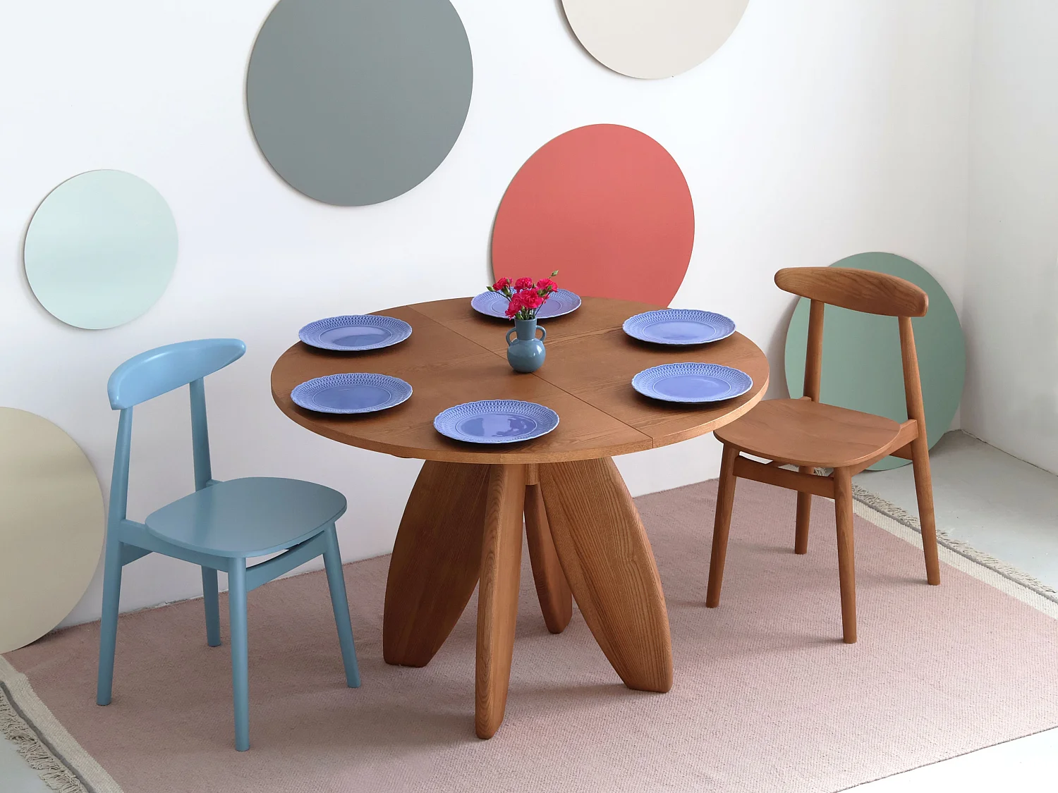 Table à manger ronde extensible 110cm 6 personnes Leaves plateau en placage de frêne teinté blanc | Pied en frêne massif teinté blanc