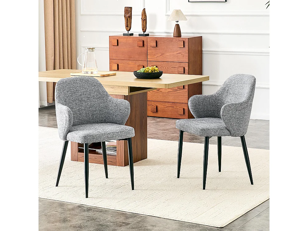 Set van twee eetkamerstoelen, met kruisvormige metalen poten en een brede, omhullende rugleuning, grijs