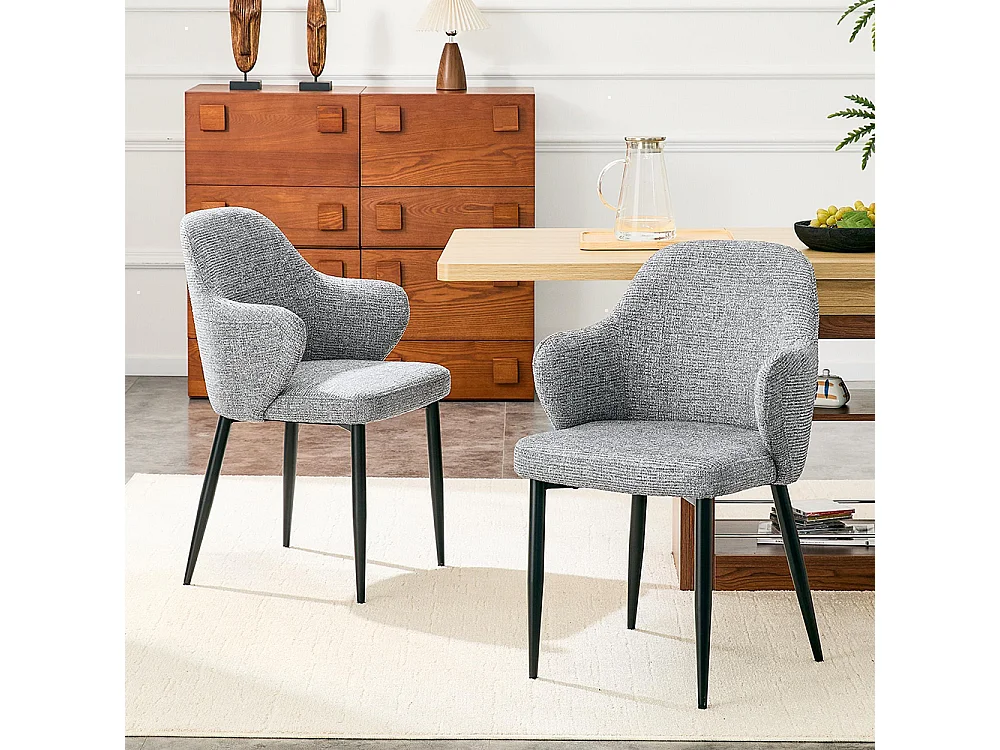 Set van twee eetkamerstoelen, met kruisvormige metalen poten en een brede, omhullende rugleuning, grijs