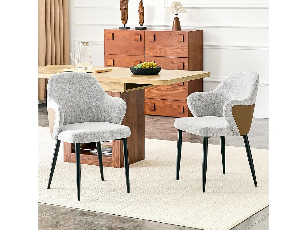 Set van twee eetkamerstoelen, met een combinatie van grijze stof en zwart PU-leer, met een rugleuning van zwart PU-leer,  bruin