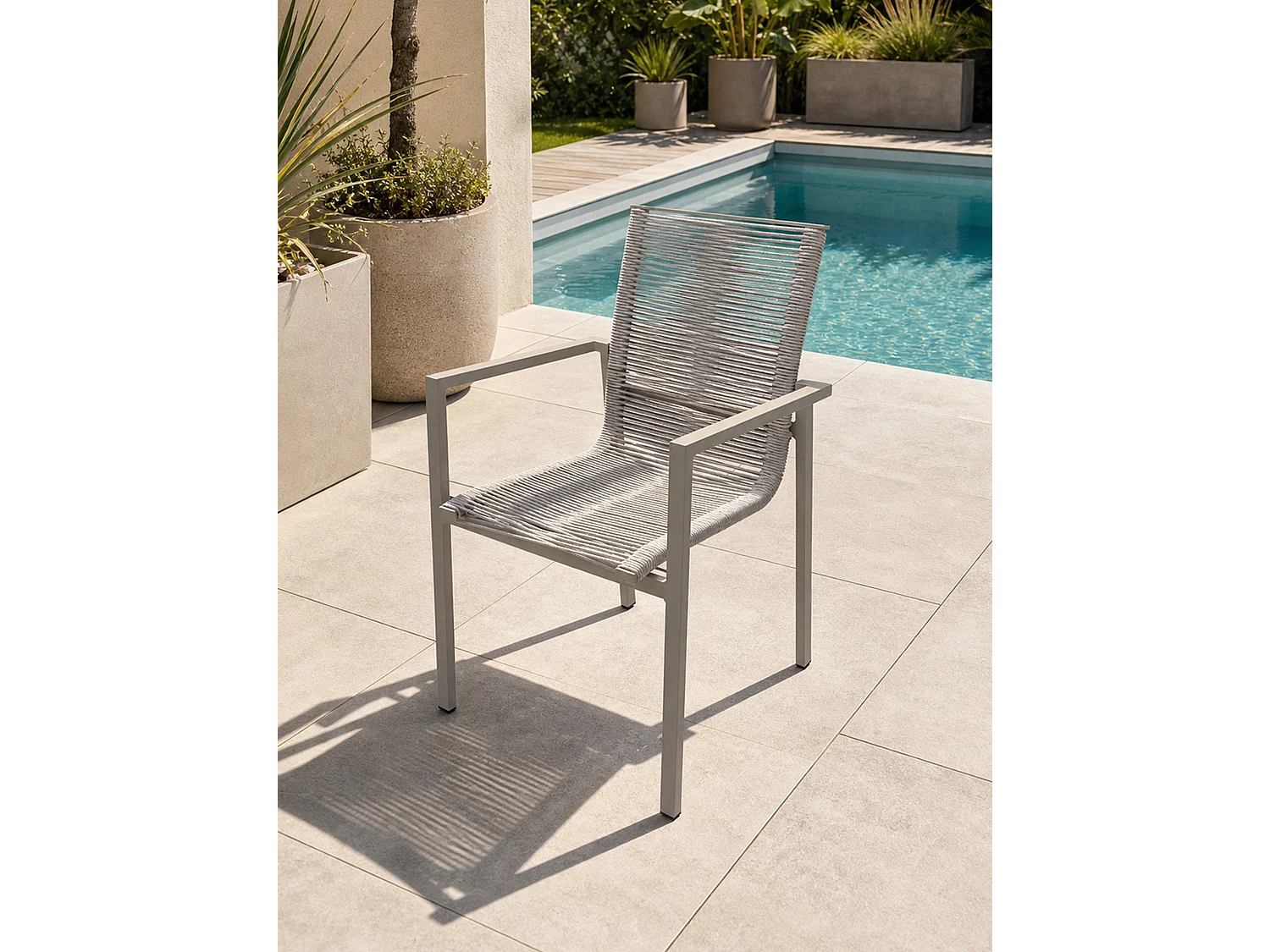 Sillón de jardín fabricado en aluminio y cuerda trenzada.