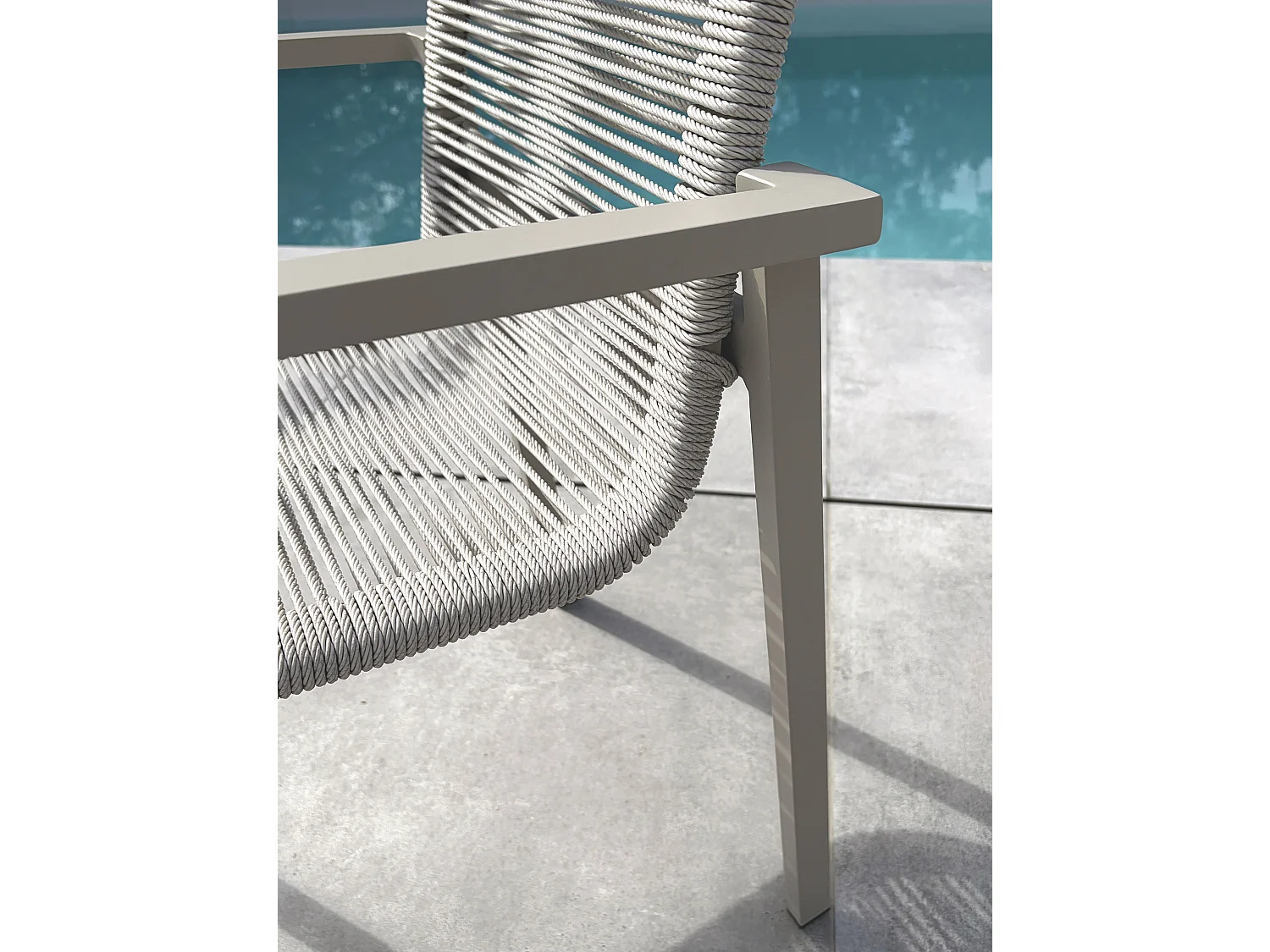 Sillón de jardín fabricado en aluminio y cuerda trenzada.
