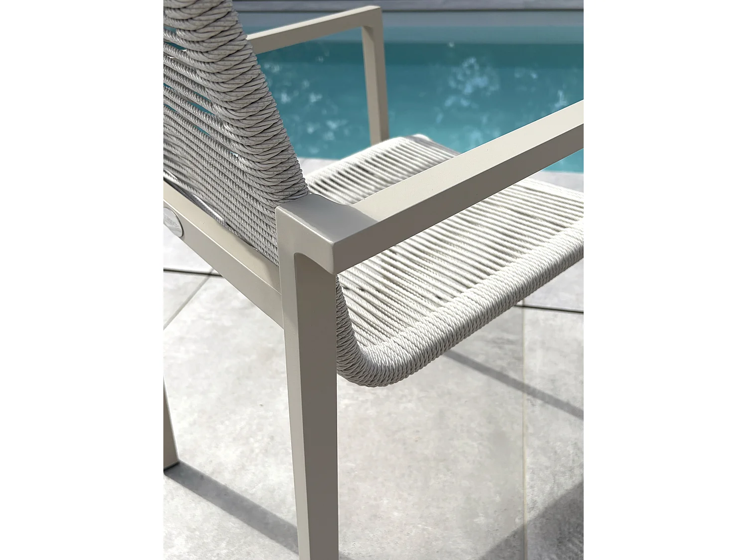 Sillón de jardín fabricado en aluminio y cuerda trenzada.