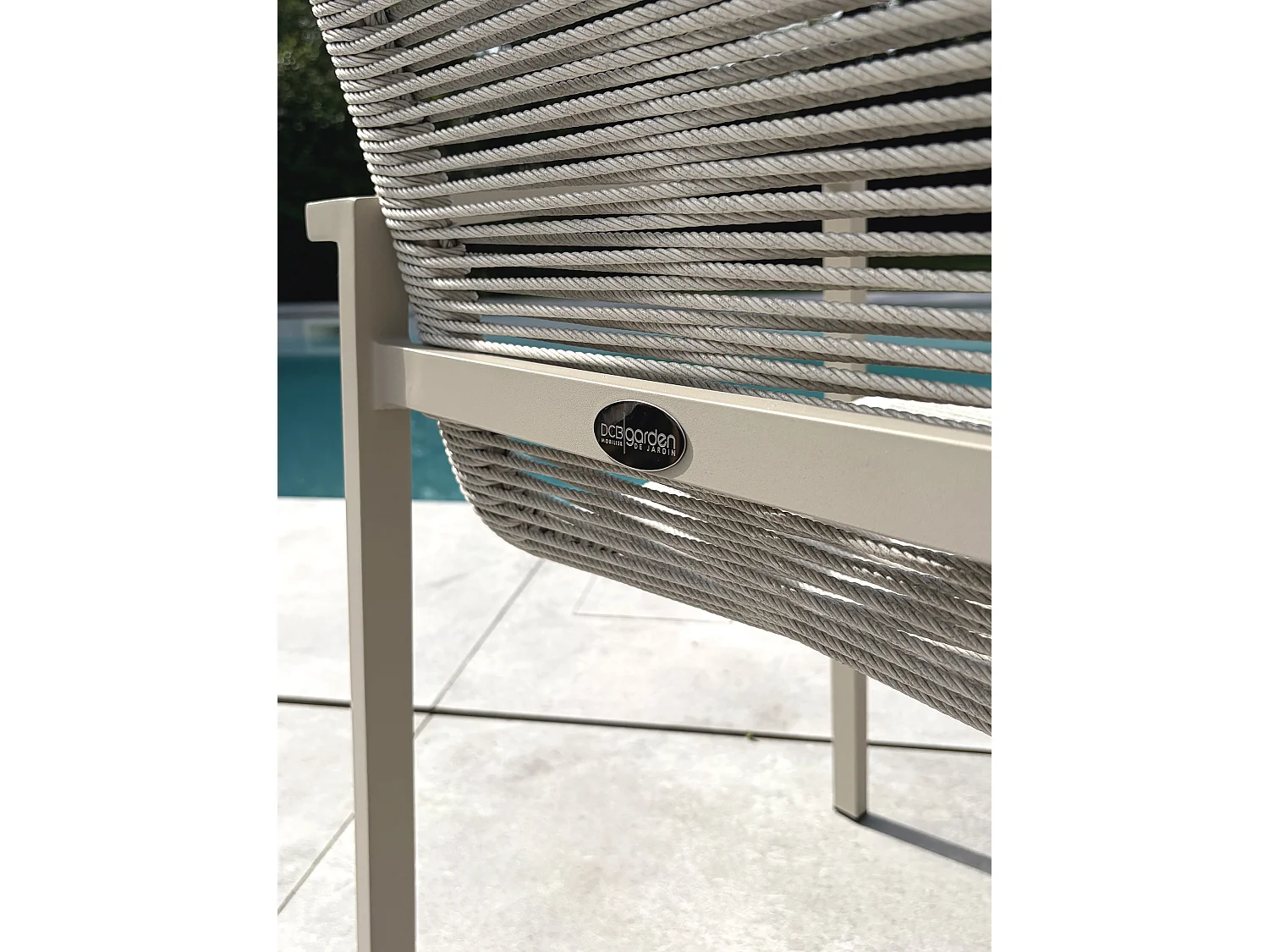 Sillón de jardín fabricado en aluminio y cuerda trenzada.